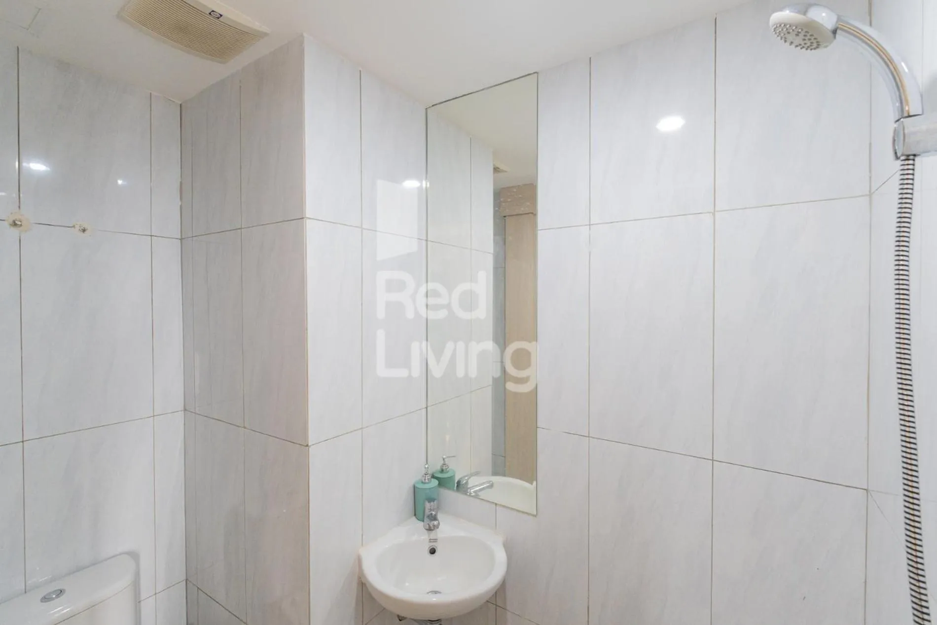 Bathroom in RedLiving Apartemen Jakarta Living Star - BoboRooms