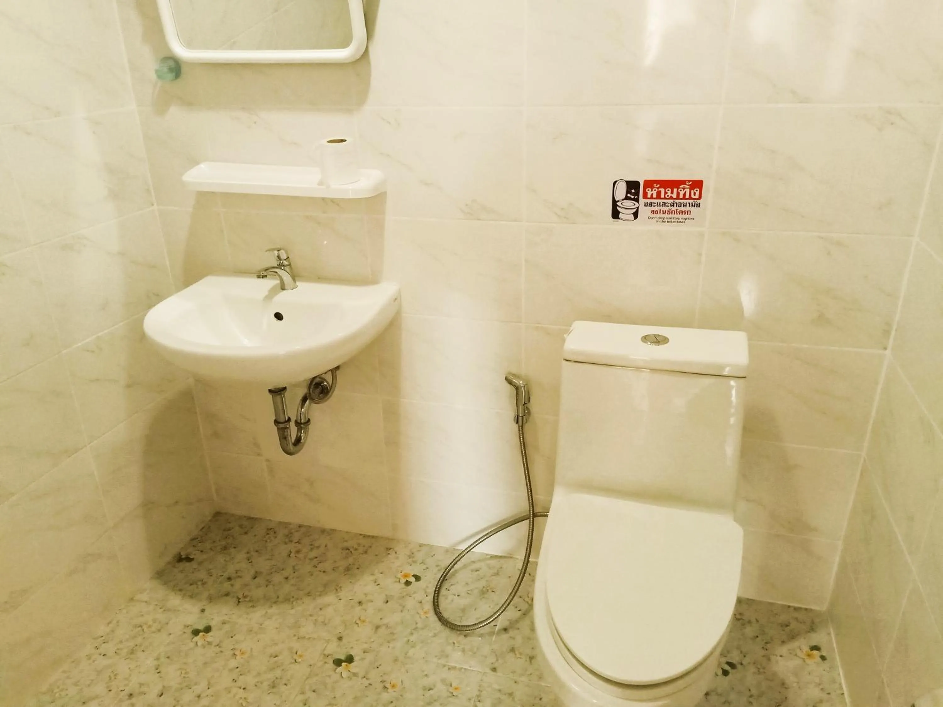 Toilet in Chiang Kham Ruk Khun Hotel