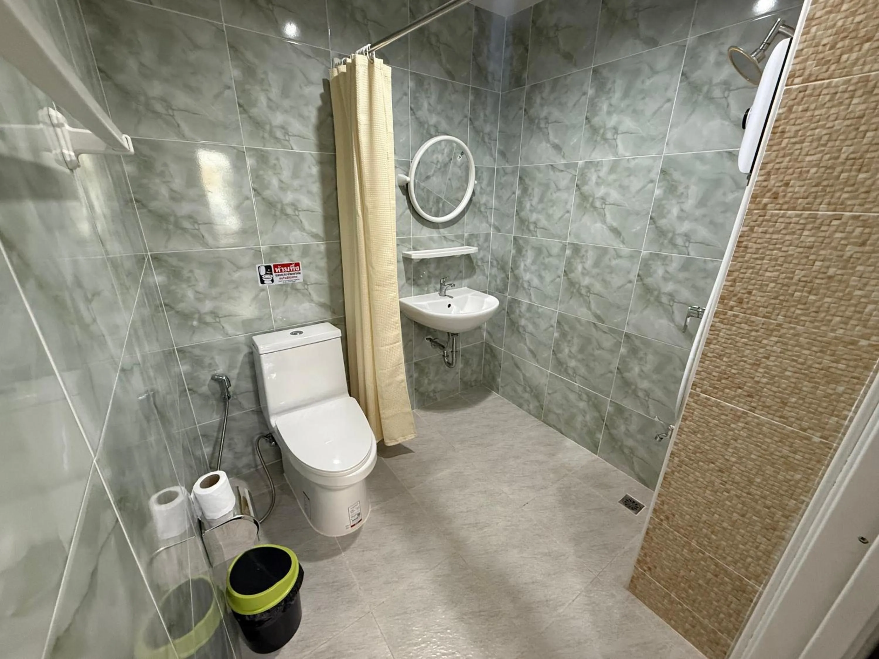 Shower in Chiang Kham Ruk Khun Hotel