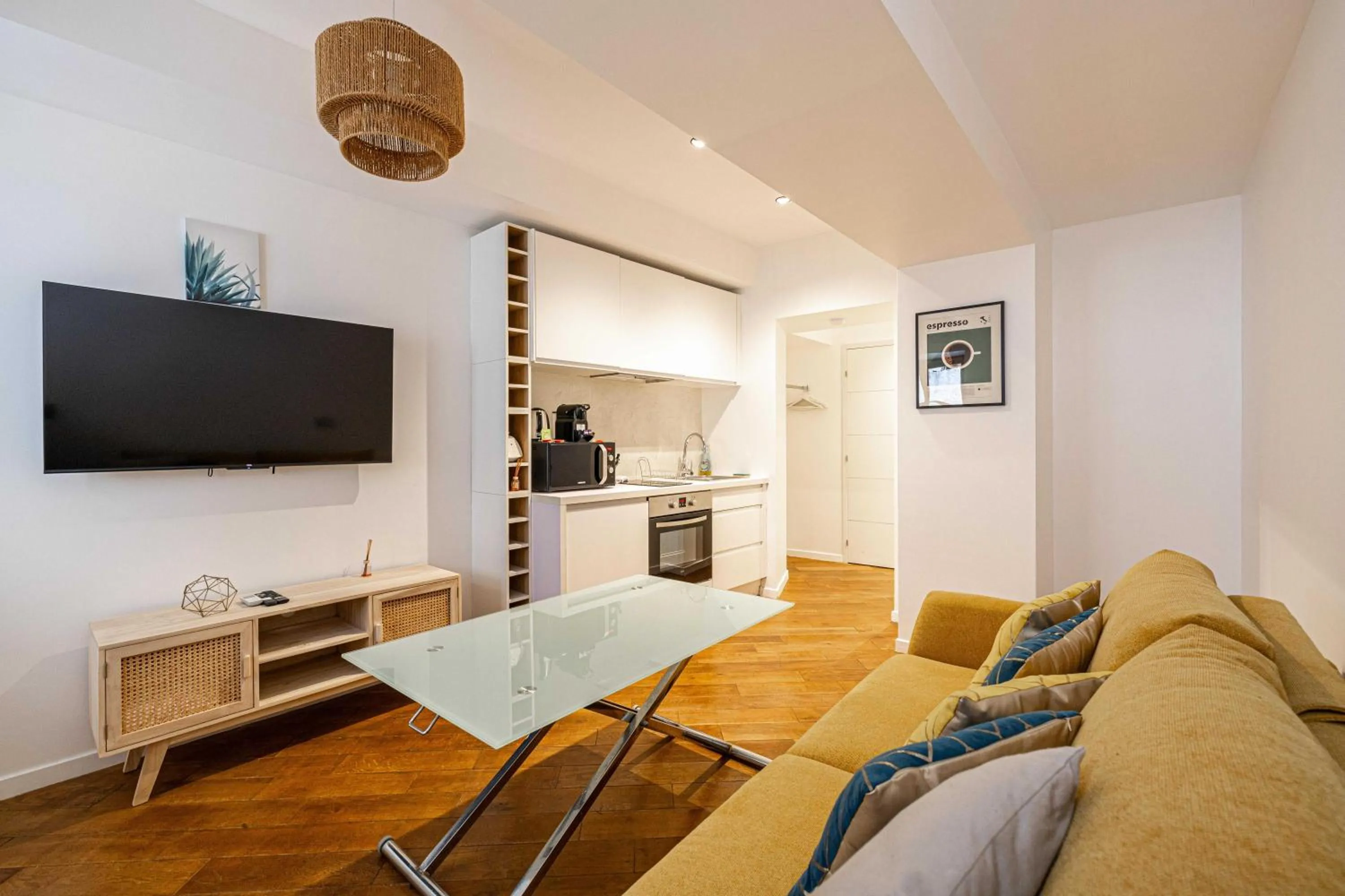 TV and multimedia in Renovated apartment - Cannes Meynadier