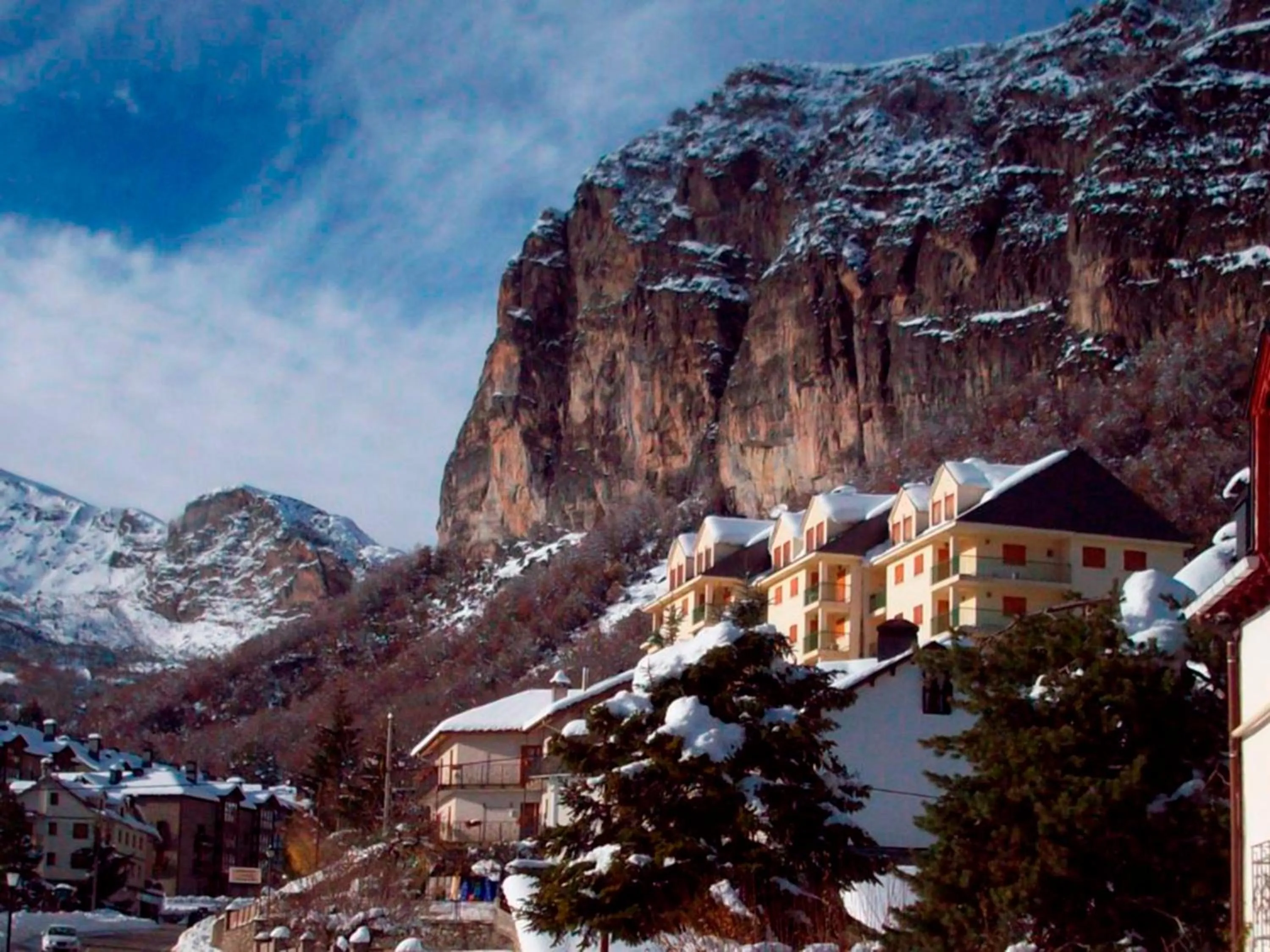 Property building in Apartamentos Escarrilla Suites 3000