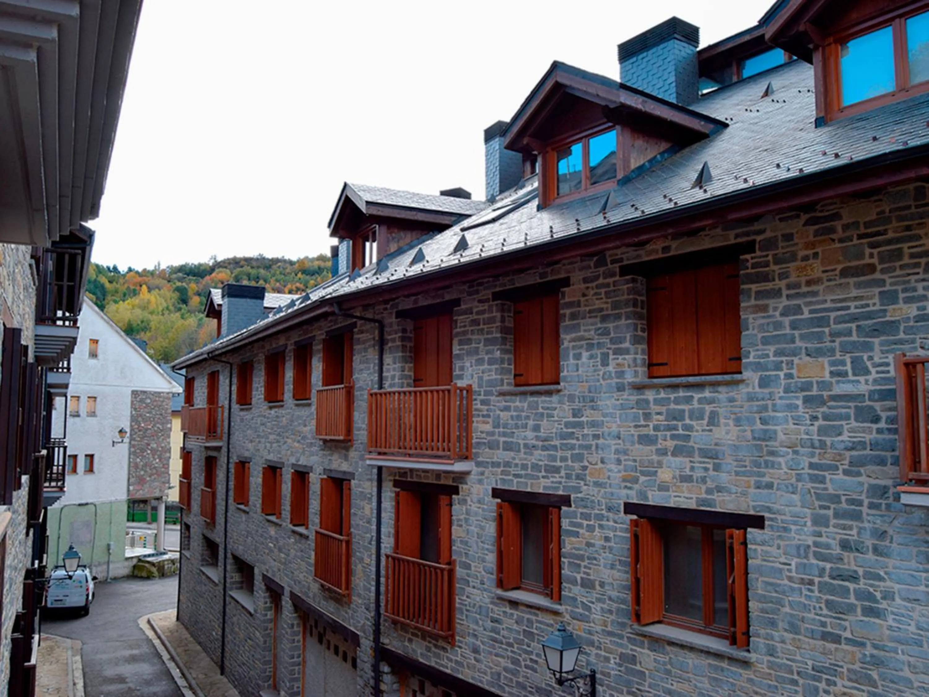 Property building in Apartamentos Escarrilla Suites 3000