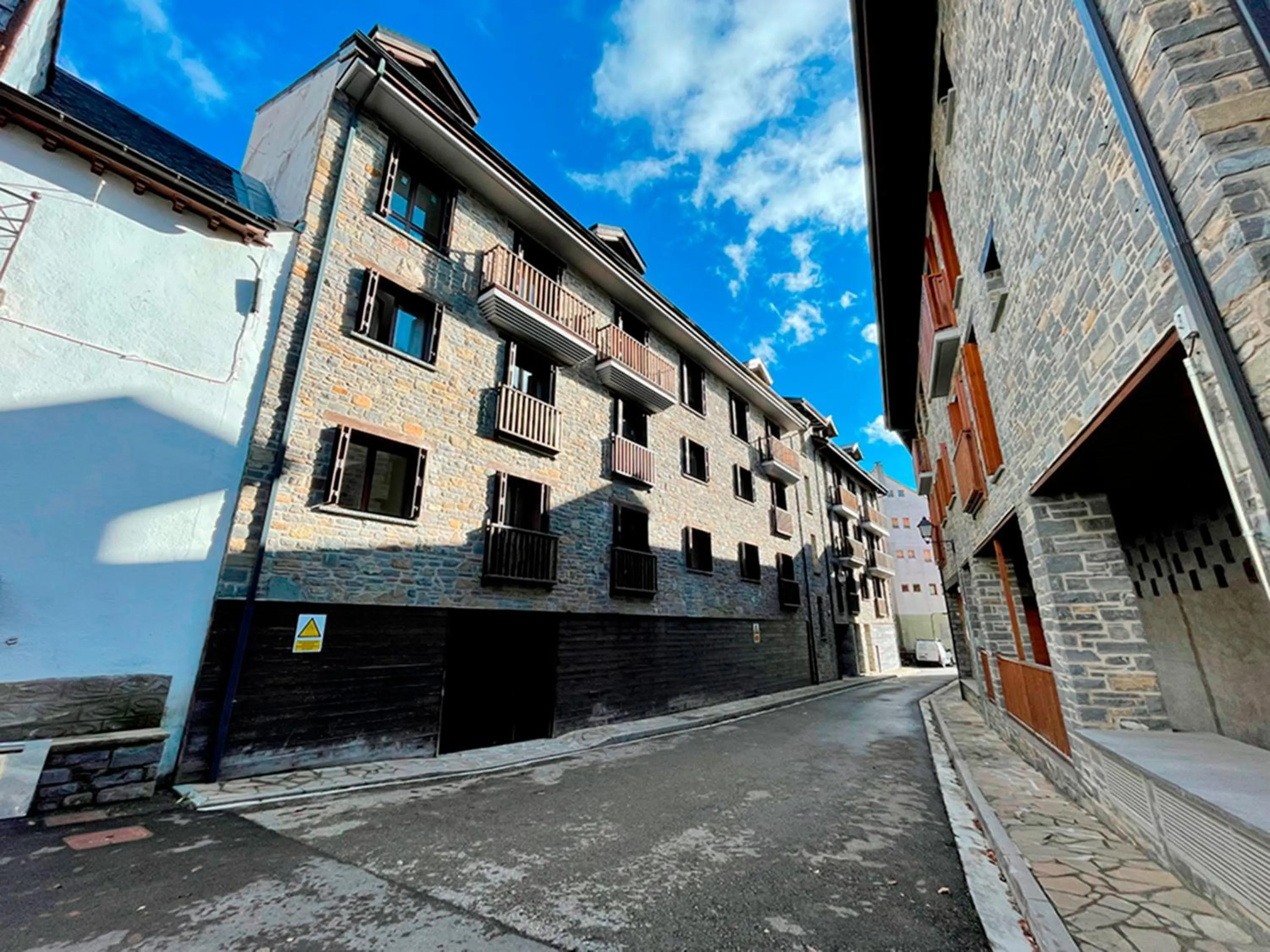 Property building in Apartamentos Escarrilla Suites 3000