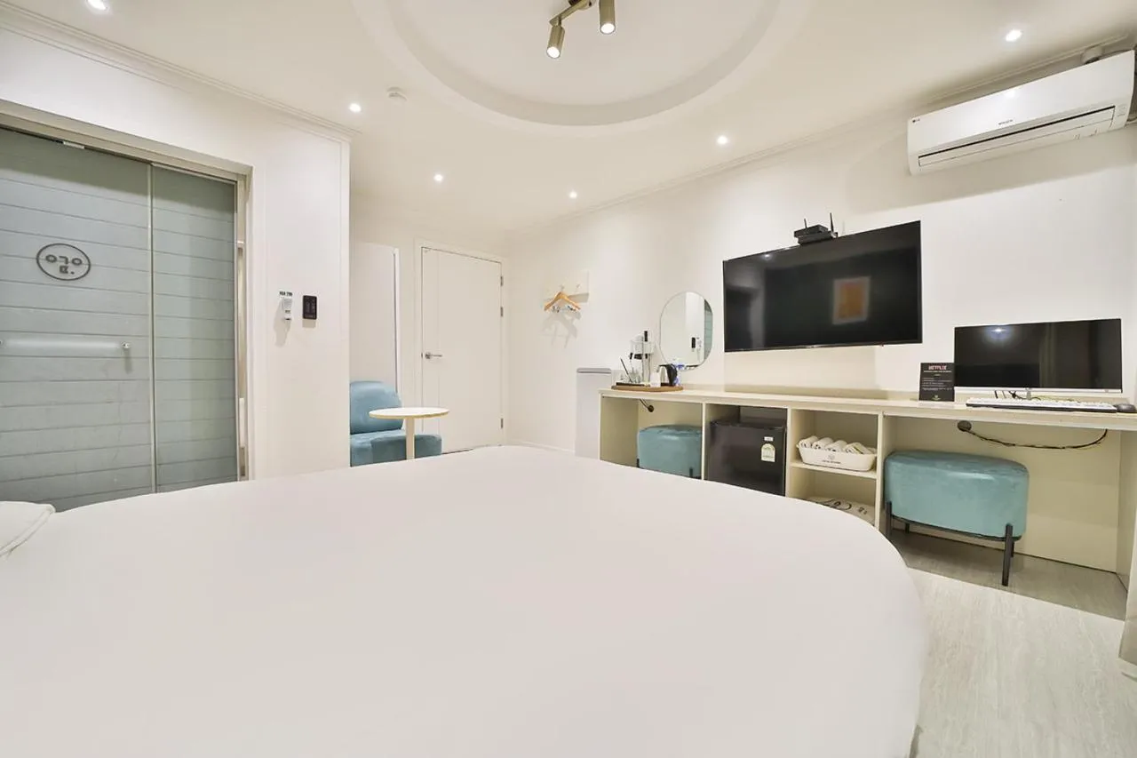Photo of the whole room, Bed in Hotel Yeogiuhtte Gumi Indong 2