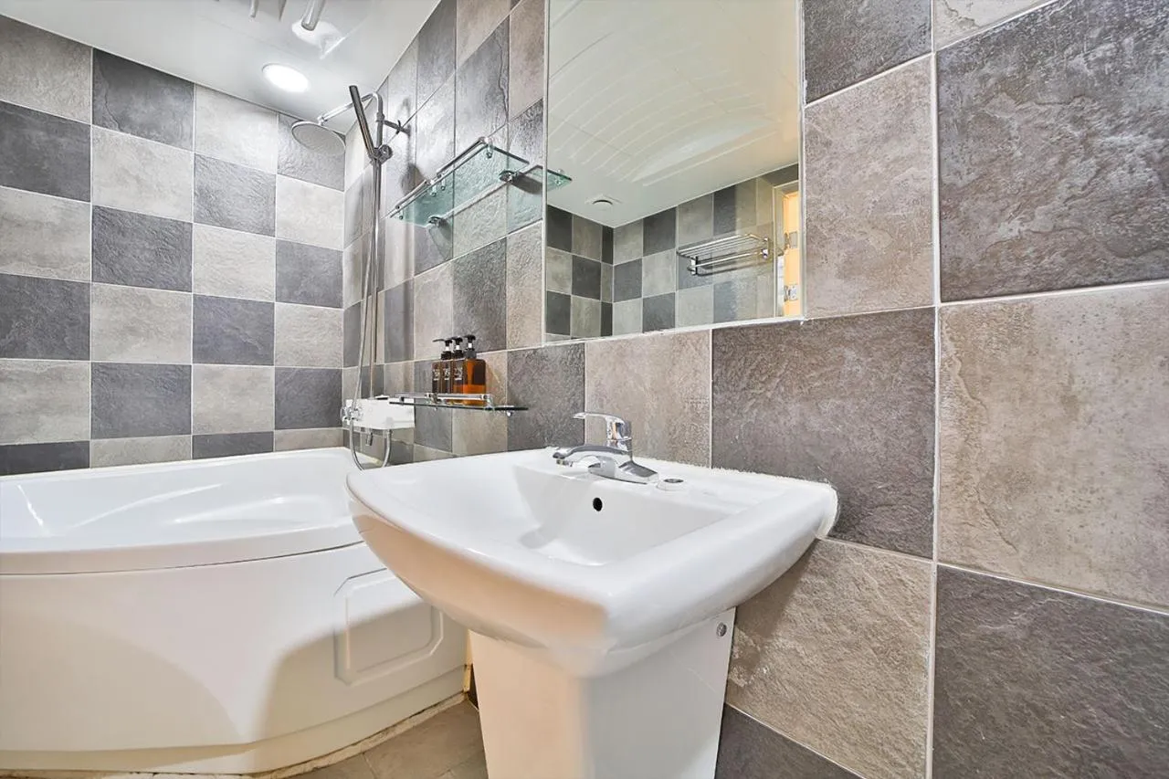 Bathroom in Hotel Yeogiuhtte Gumi Indong 2