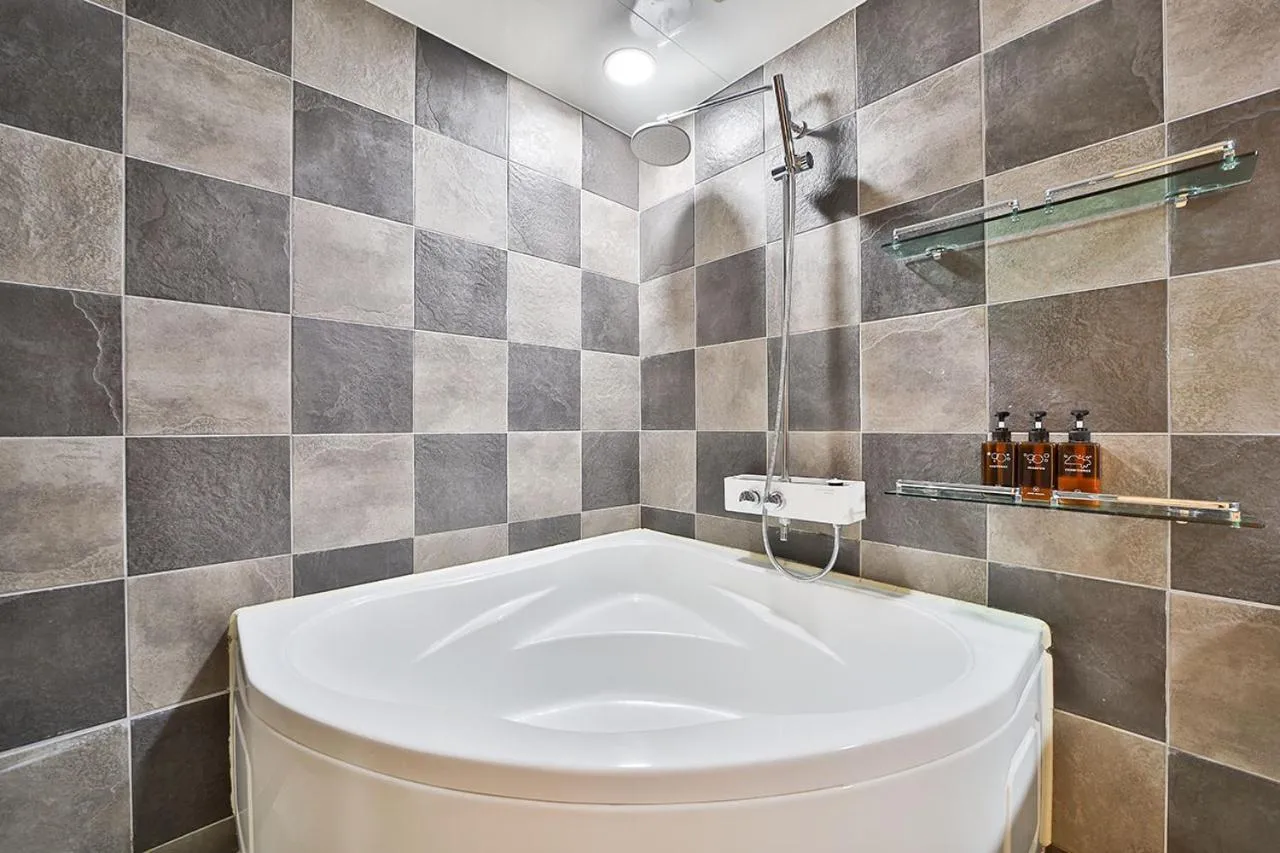 Bath in Hotel Yeogiuhtte Gumi Indong 2