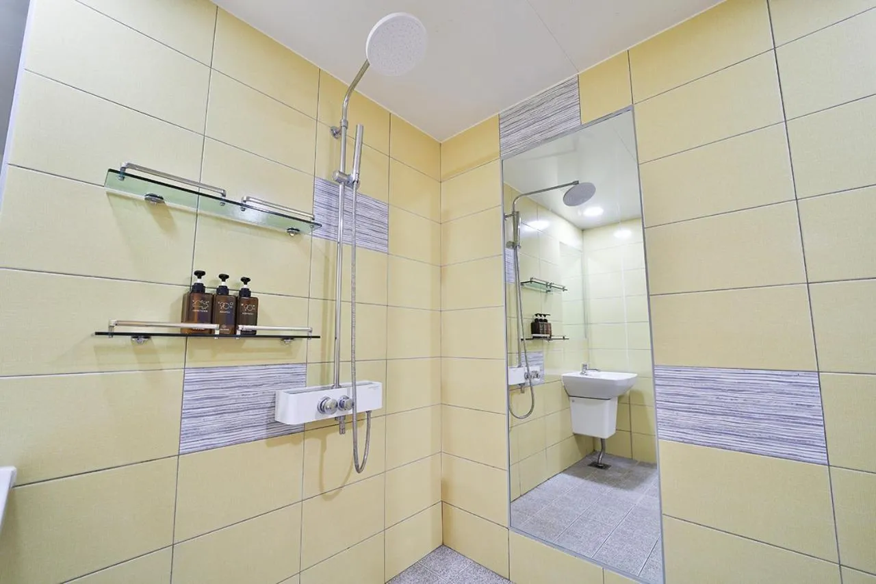 Shower in Hotel Yeogiuhtte Gumi Indong 2