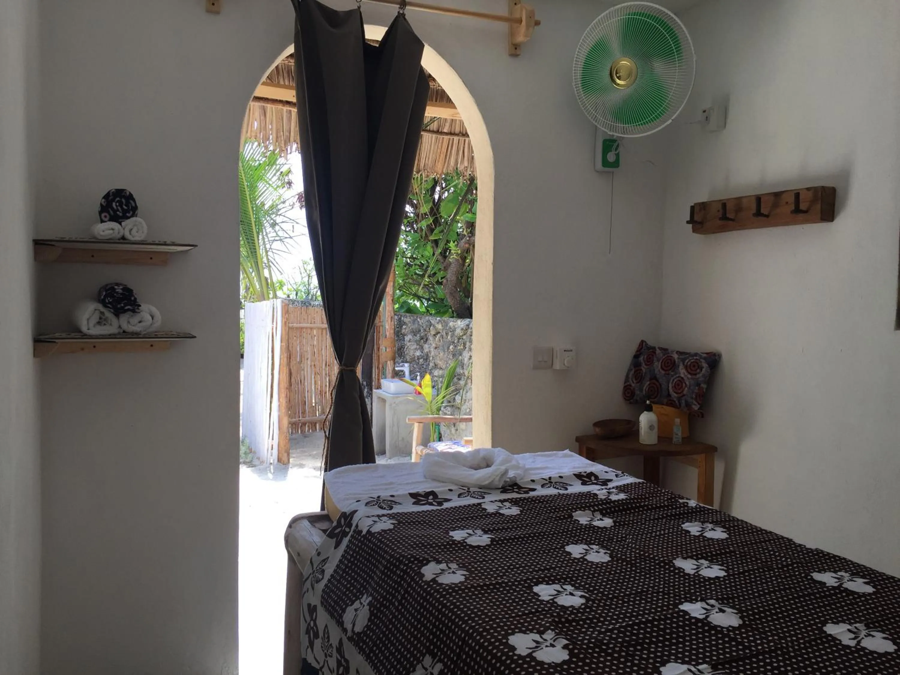 Spa and wellness centre/facilities, Bed in Bahari Beach Bungalows