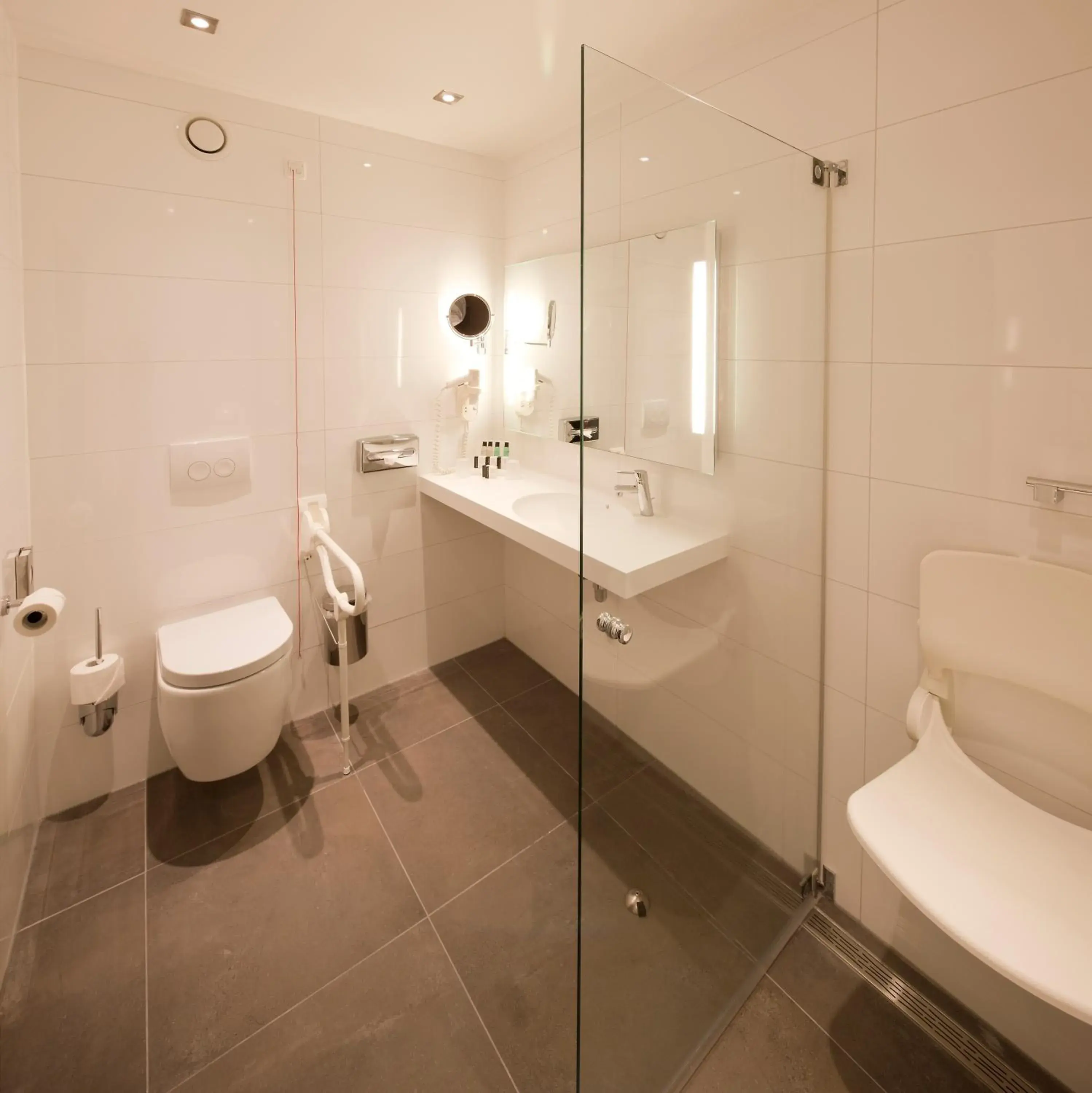 Comfort Double Room - Disability Access in Van der Valk Hotel de Bilt-Utrecht Comfort Double Room - Disability Access in Van der Valk Hotel de Bilt-Utrecht