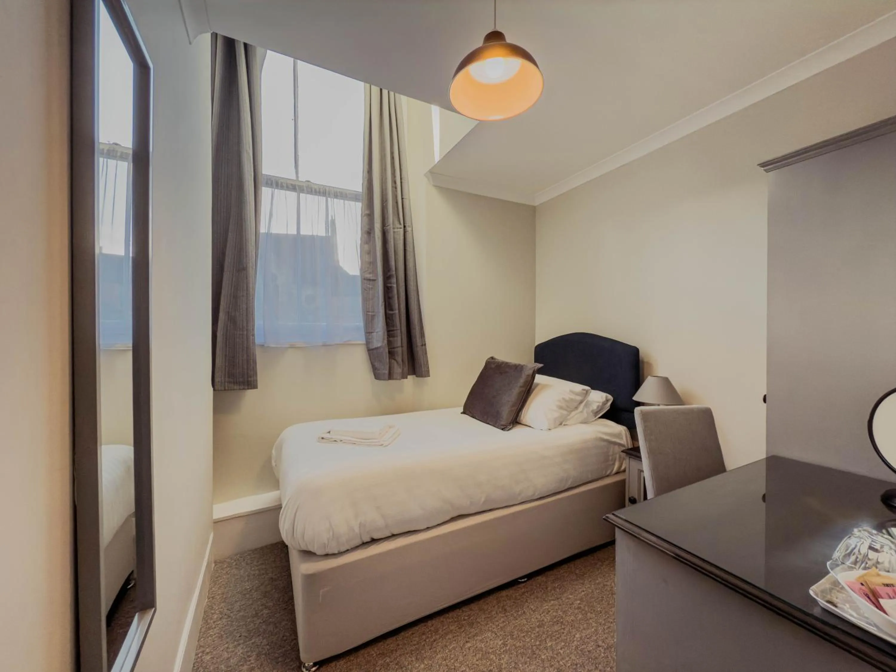 Bedroom, Bed in Newport Quay