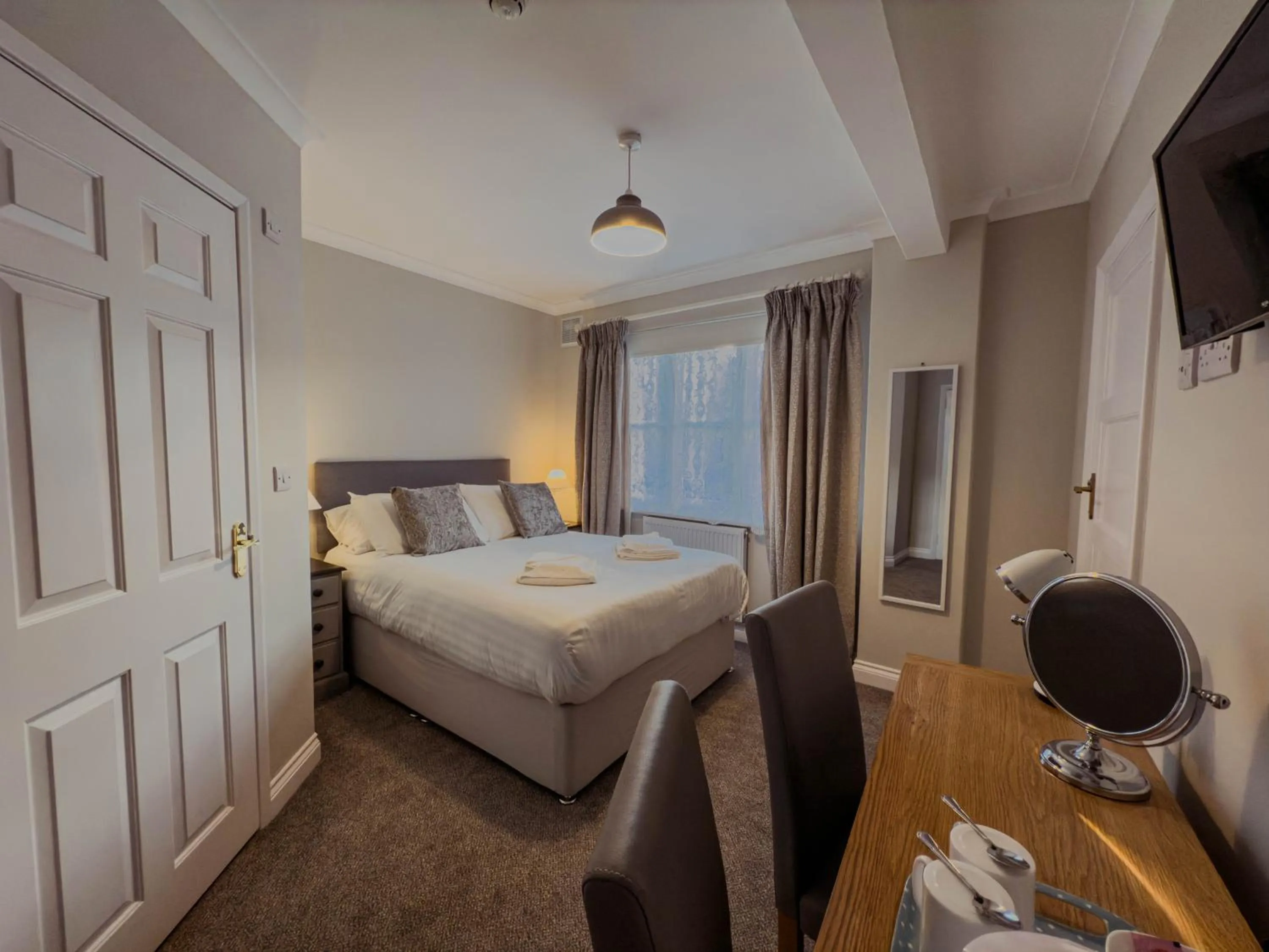 Photo of the whole room, Bed in Newport Quay