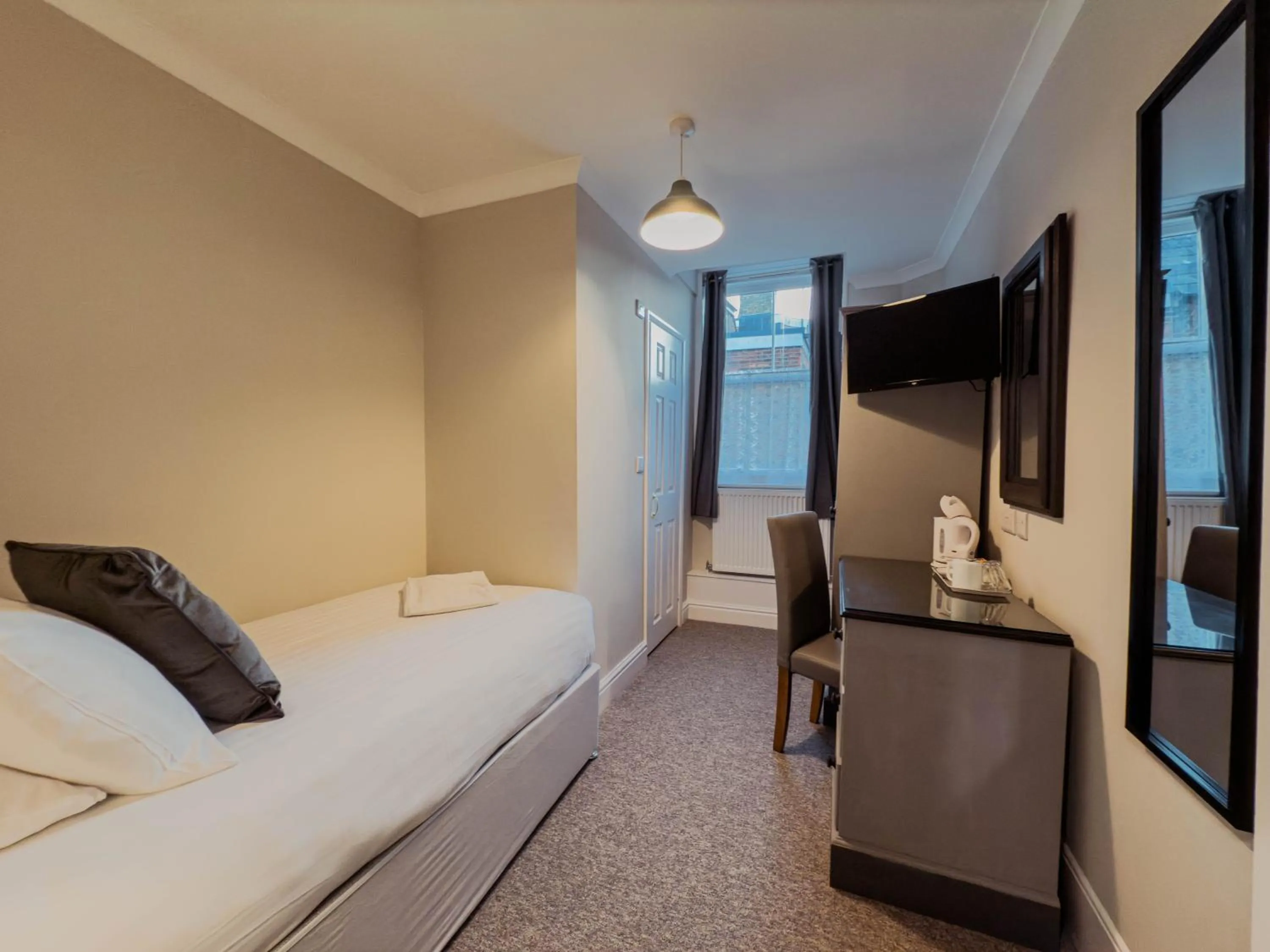 Bedroom, Bed in Newport Quay