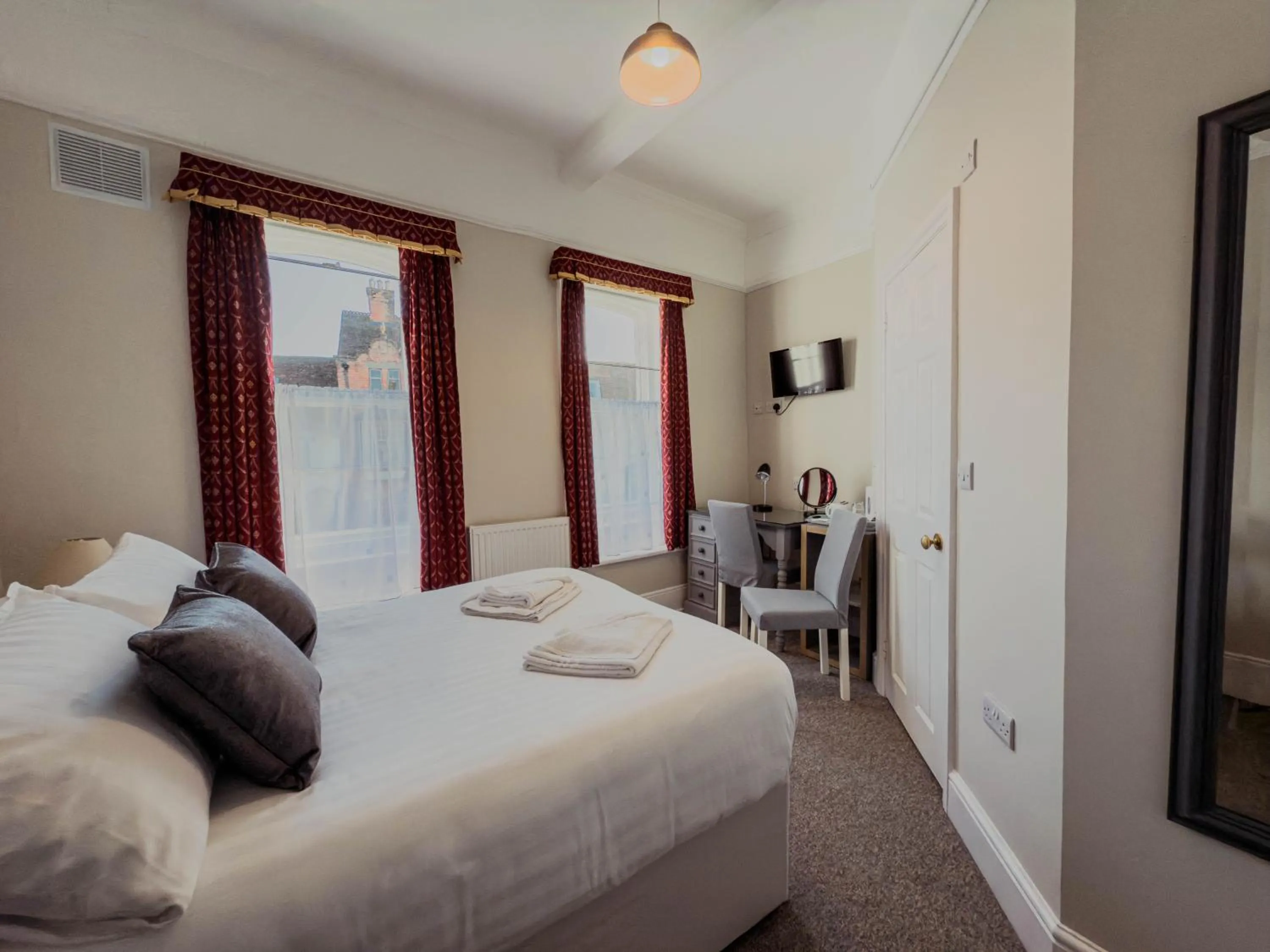 Photo of the whole room, Bed in Newport Quay