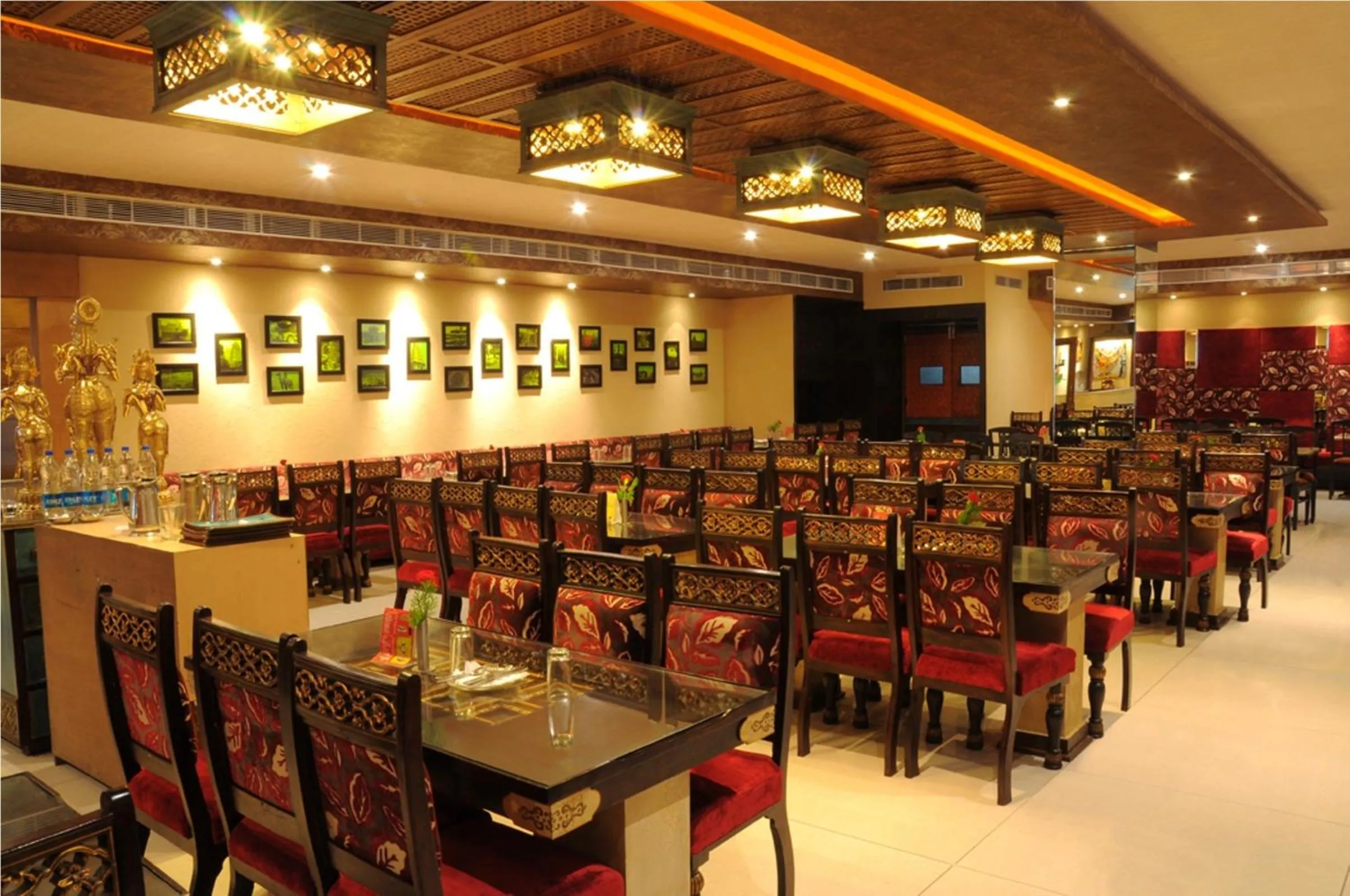 Restaurant/places to eat in Hotel Maharaja Regency