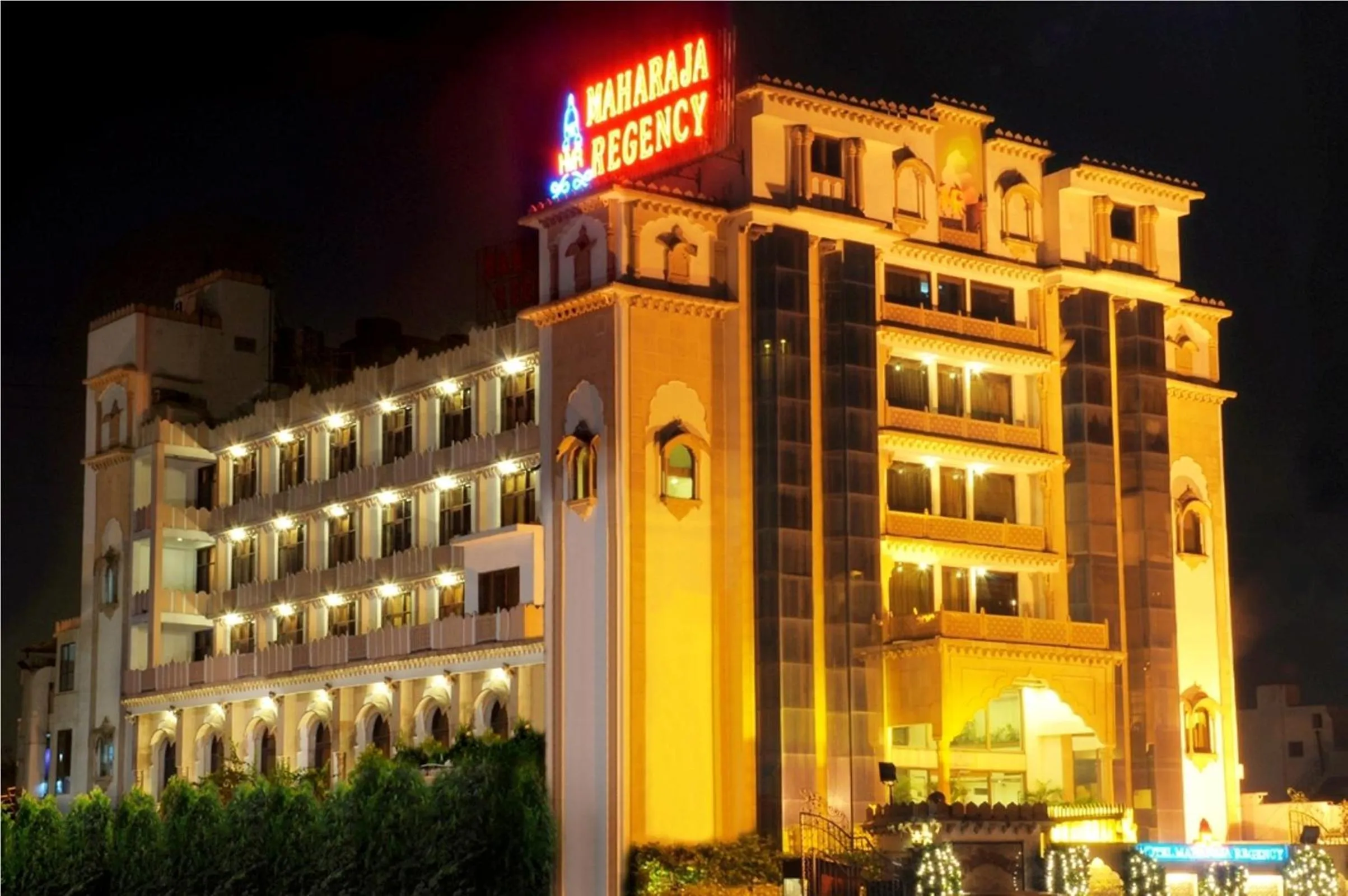 Facade/entrance in Hotel Maharaja Regency