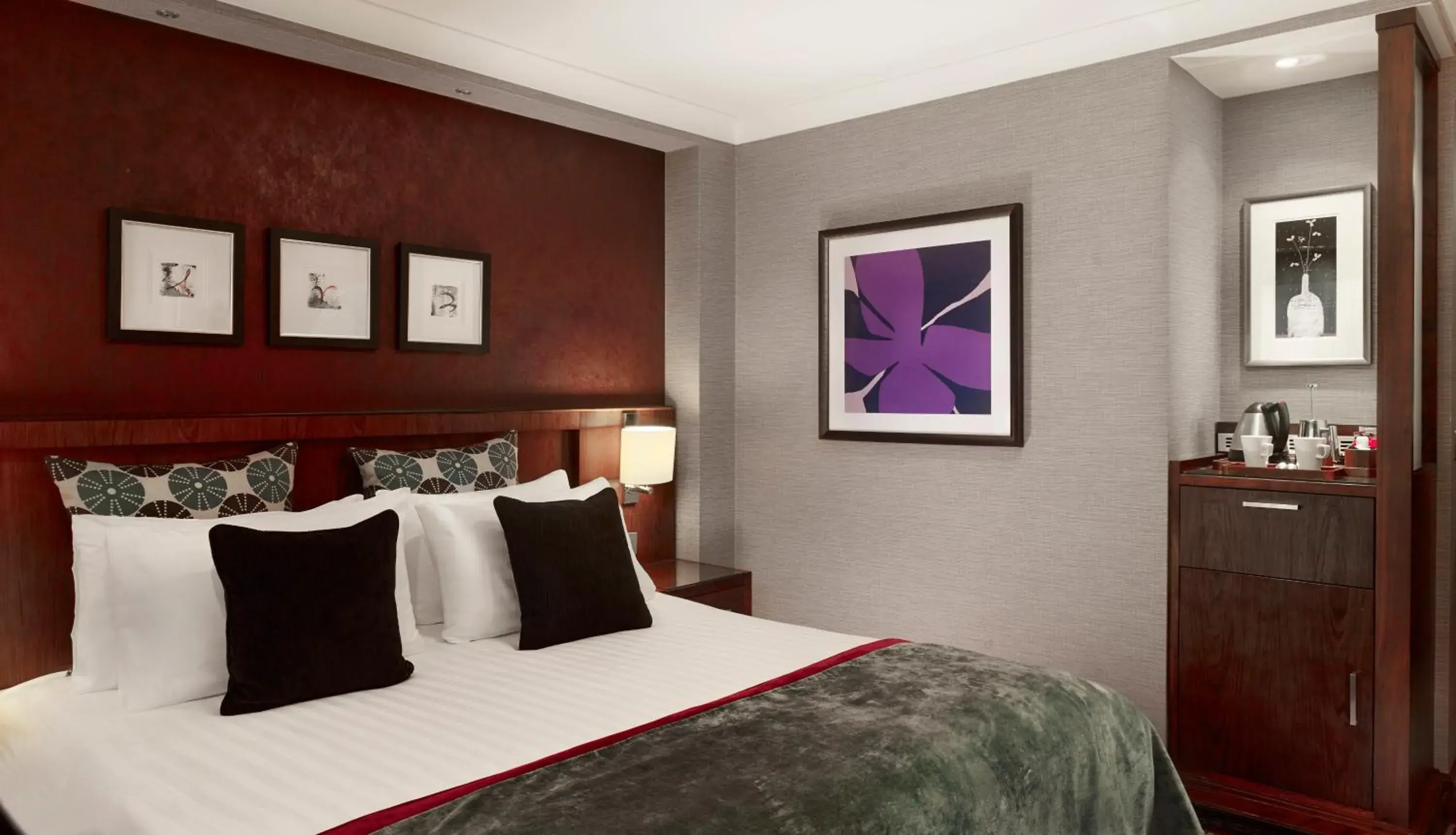 Premium King Room - Lounge Access in Crowne Plaza London - Gatwick Airport by IHG Premium King Room - Lounge Access in Crowne Plaza London - Gatwick Airport by IHG