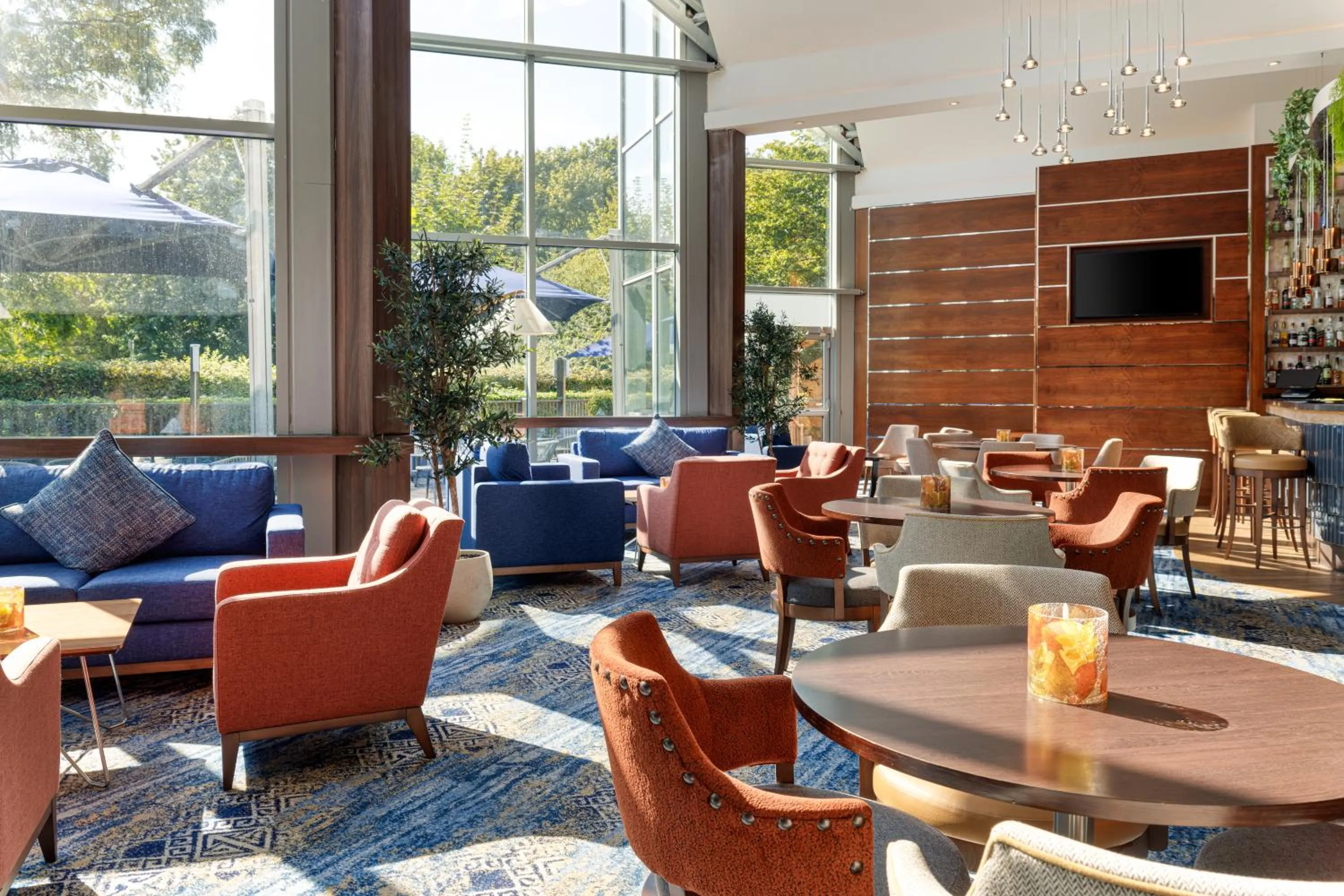 Lounge or bar in Crowne Plaza London - Gatwick Airport by IHG