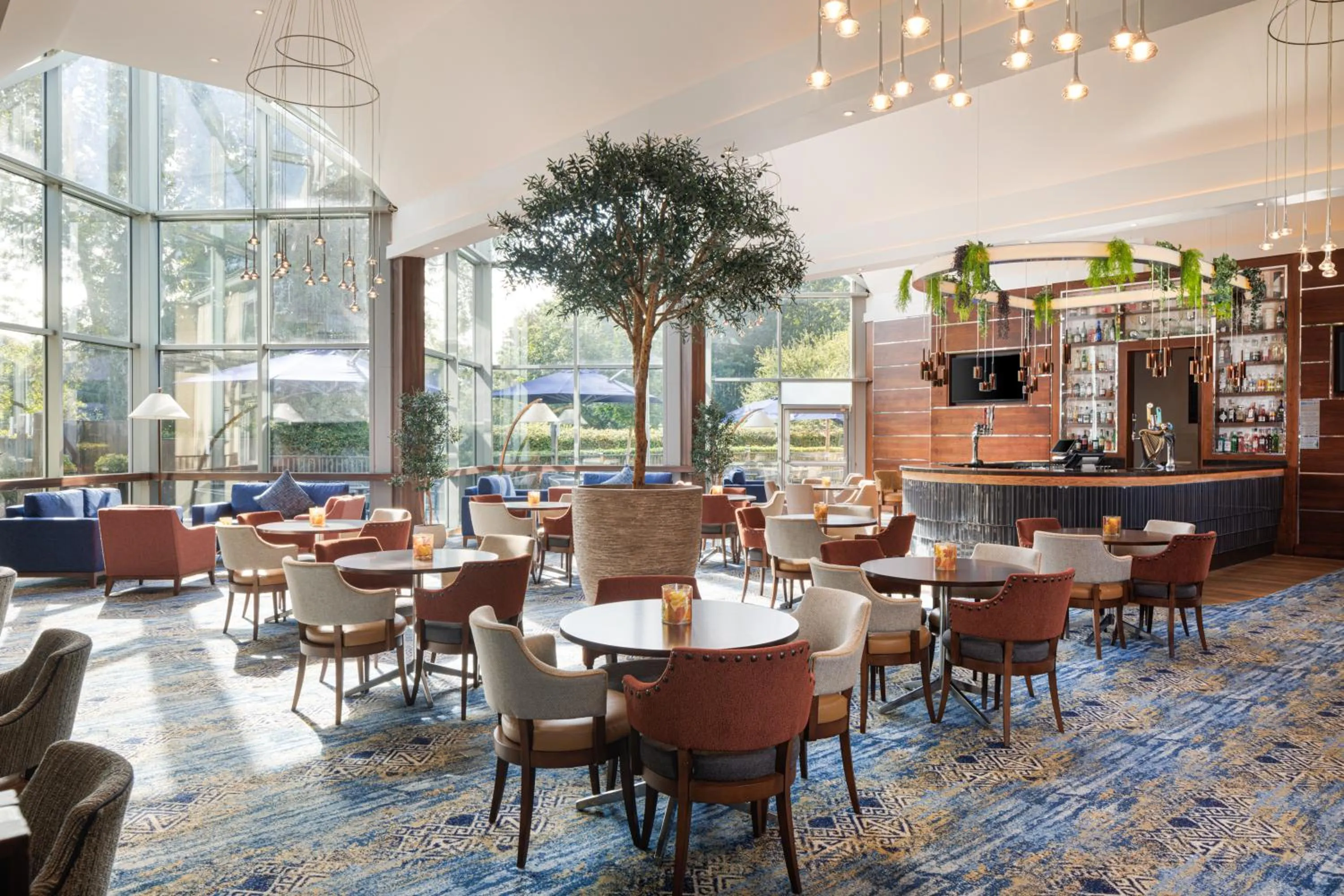 Lounge or bar in Crowne Plaza London - Gatwick Airport by IHG