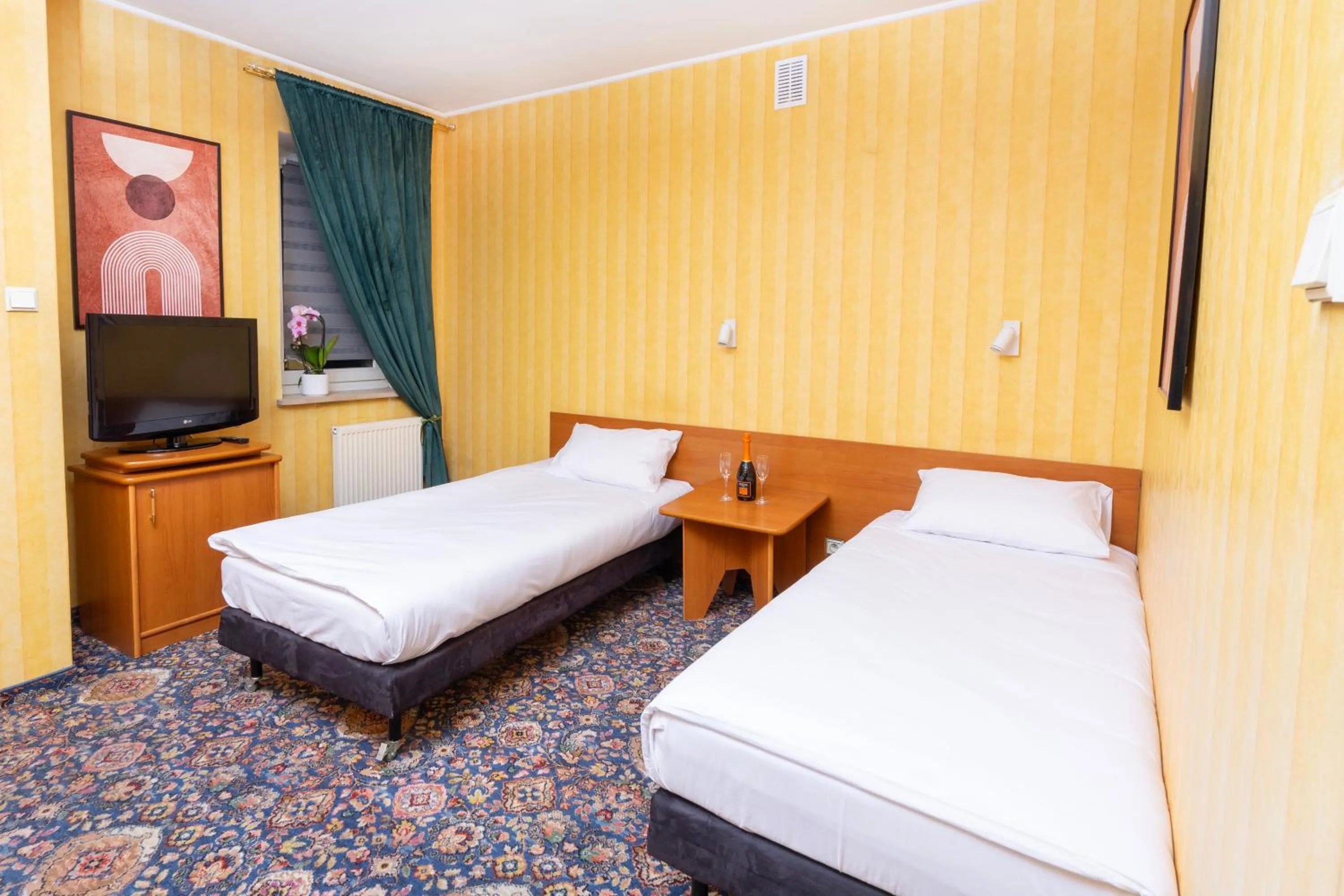 Superior Twin Room in Hotel Victory Home - 10min Lotnisko Chopina, 15min to Zachodni, 5min to Progresja