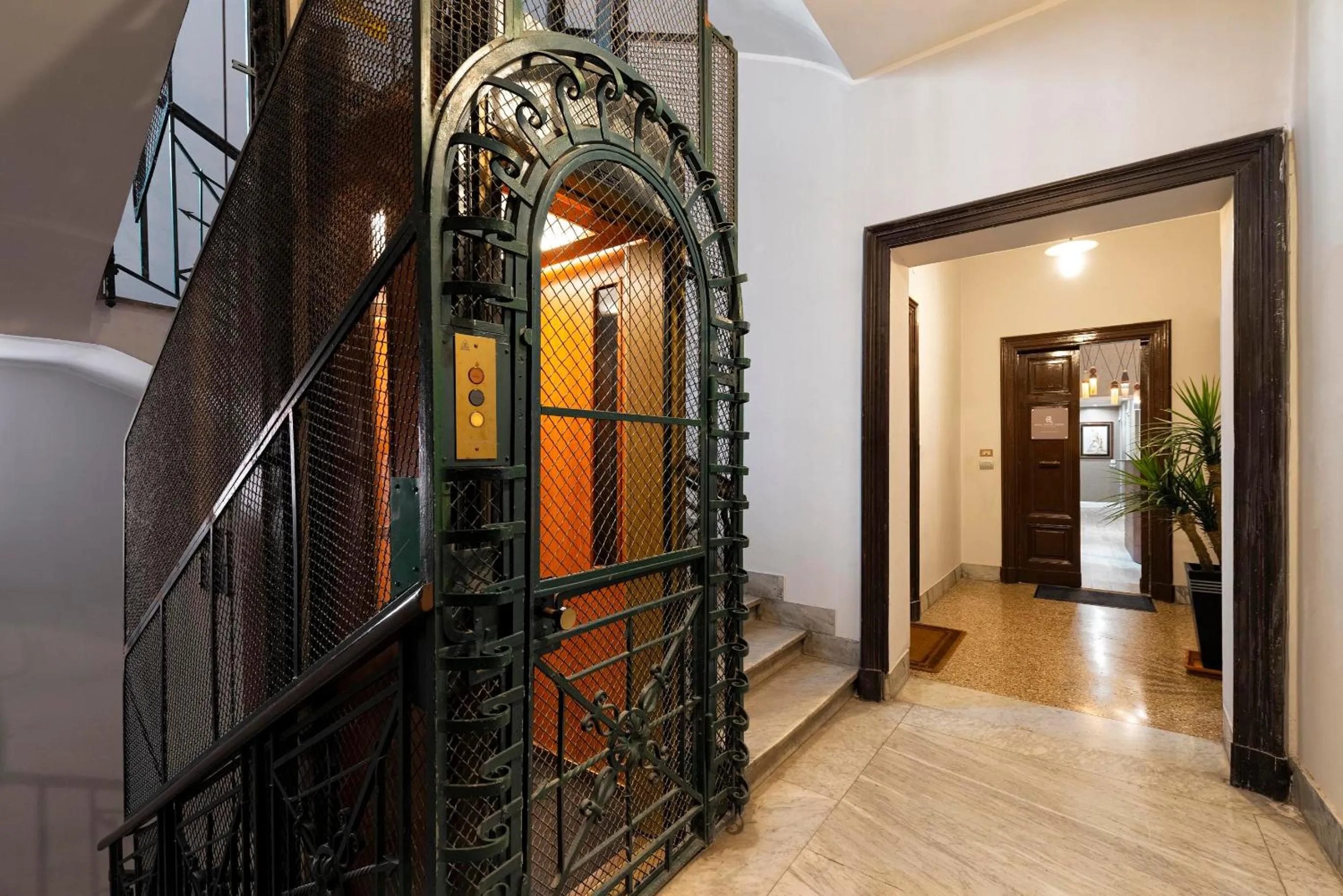 elevator in Royal Rooms Corso