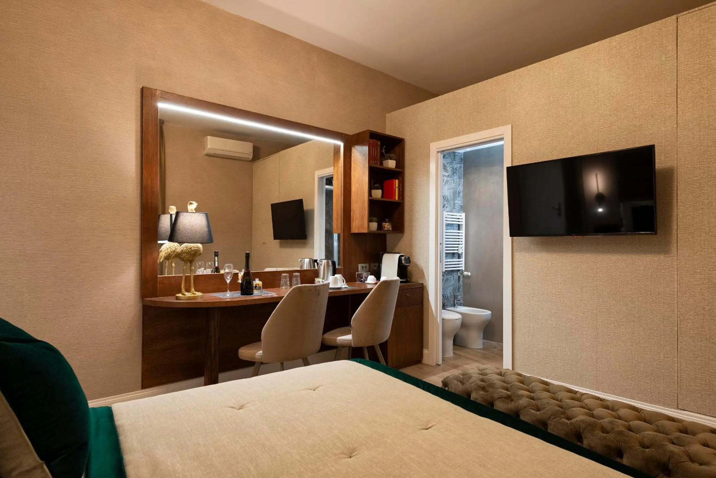 Bathroom, Bed in Royal Rooms Corso