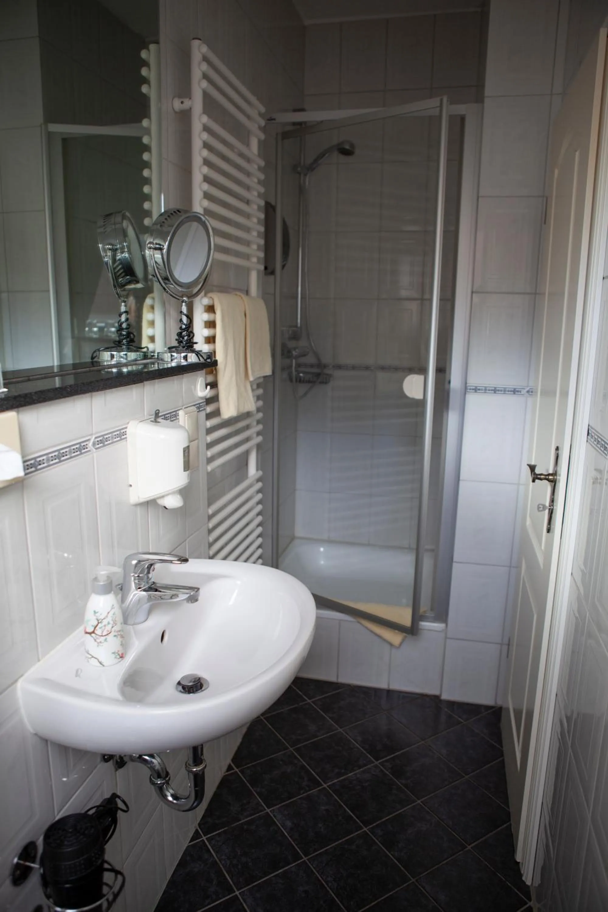 Shower in Hotel am Elisabethufer