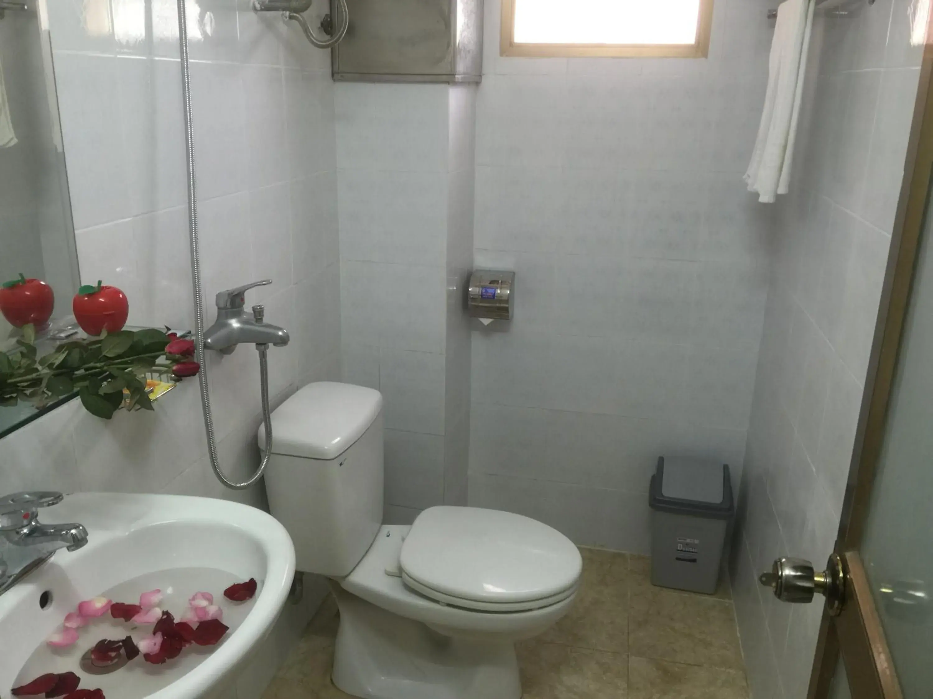 Twin Room with City View in Thu Guest House Twin Room with City View in Thu Guest House