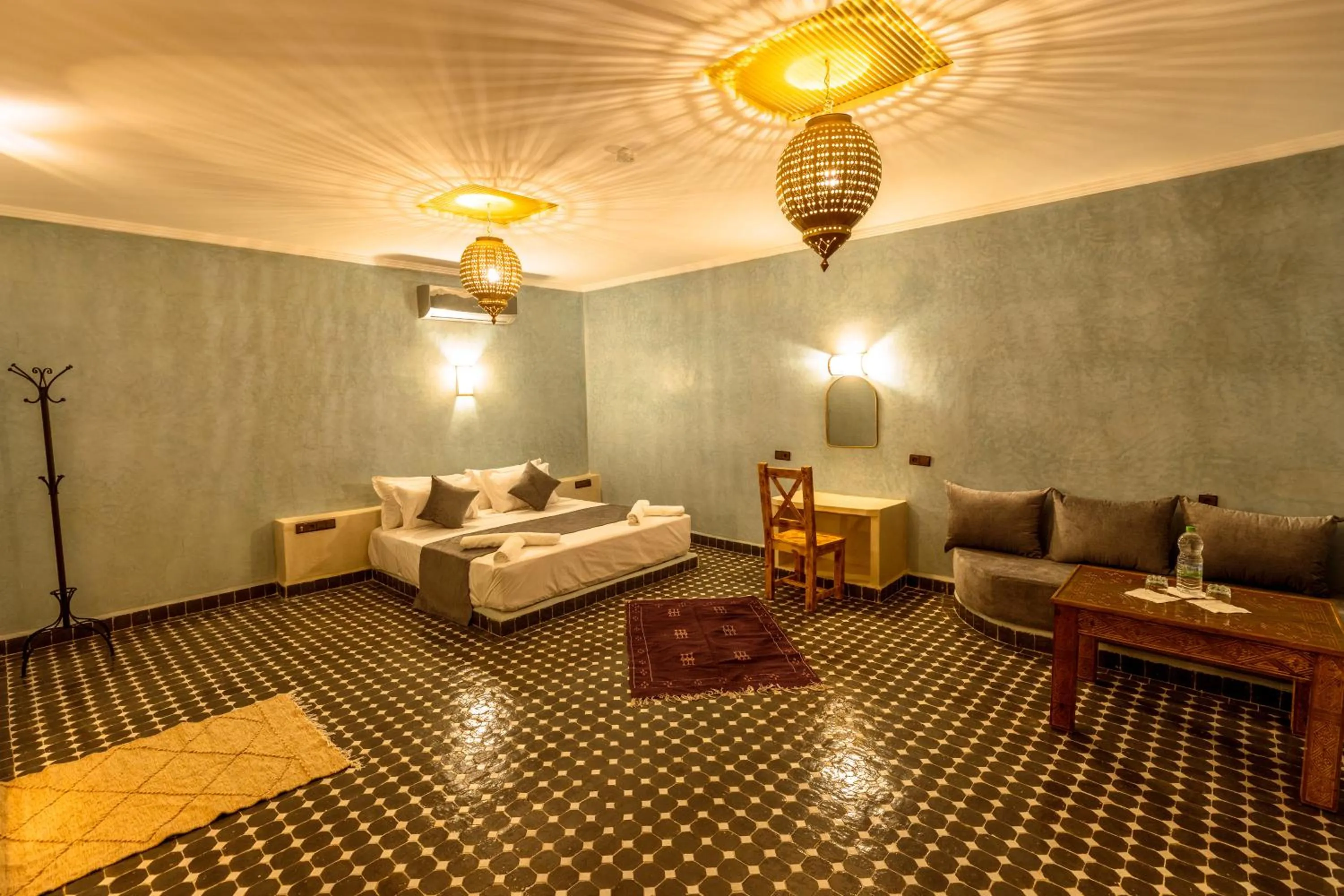 Bed in Hotel Sunset Palace