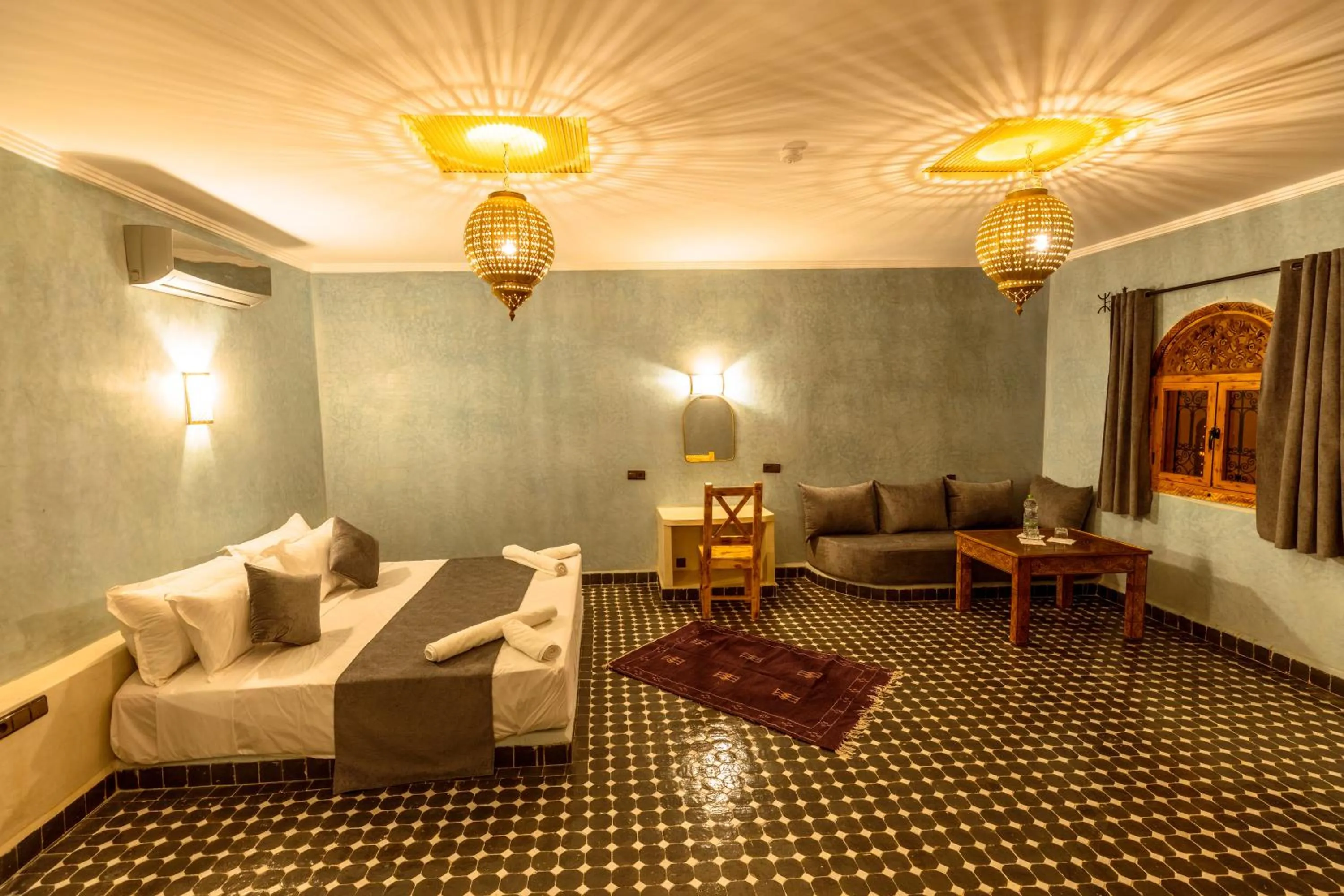 Bed in Hotel Sunset Palace