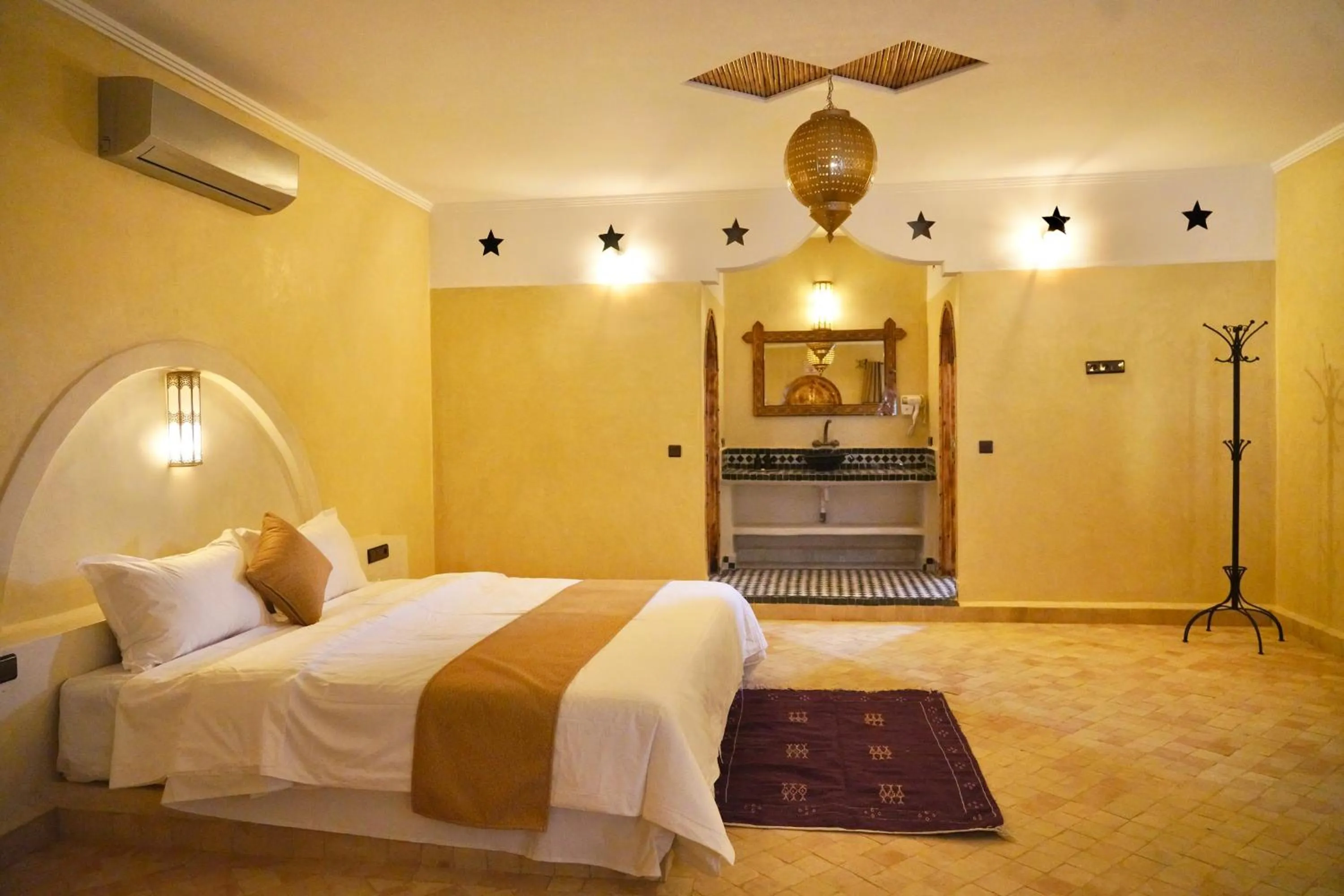 Bed in Hotel Sunset Palace