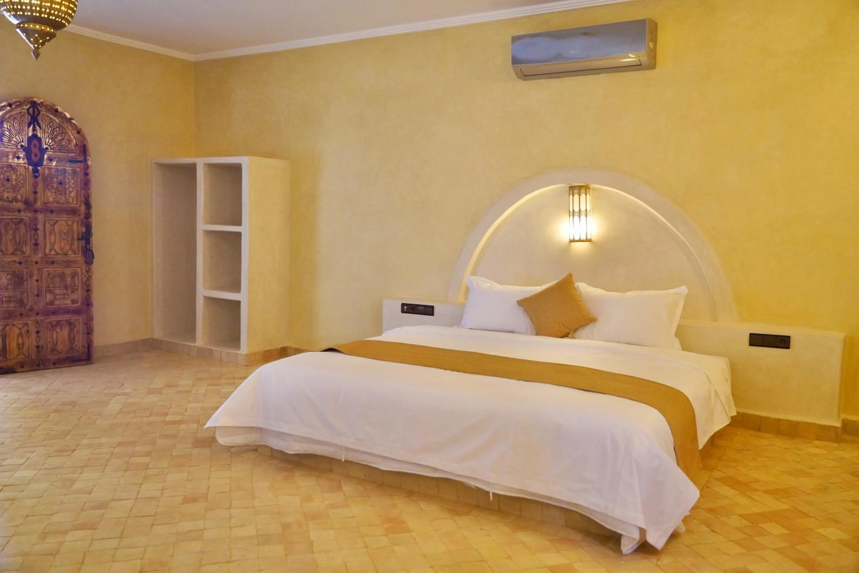 Bed in Hotel Sunset Palace