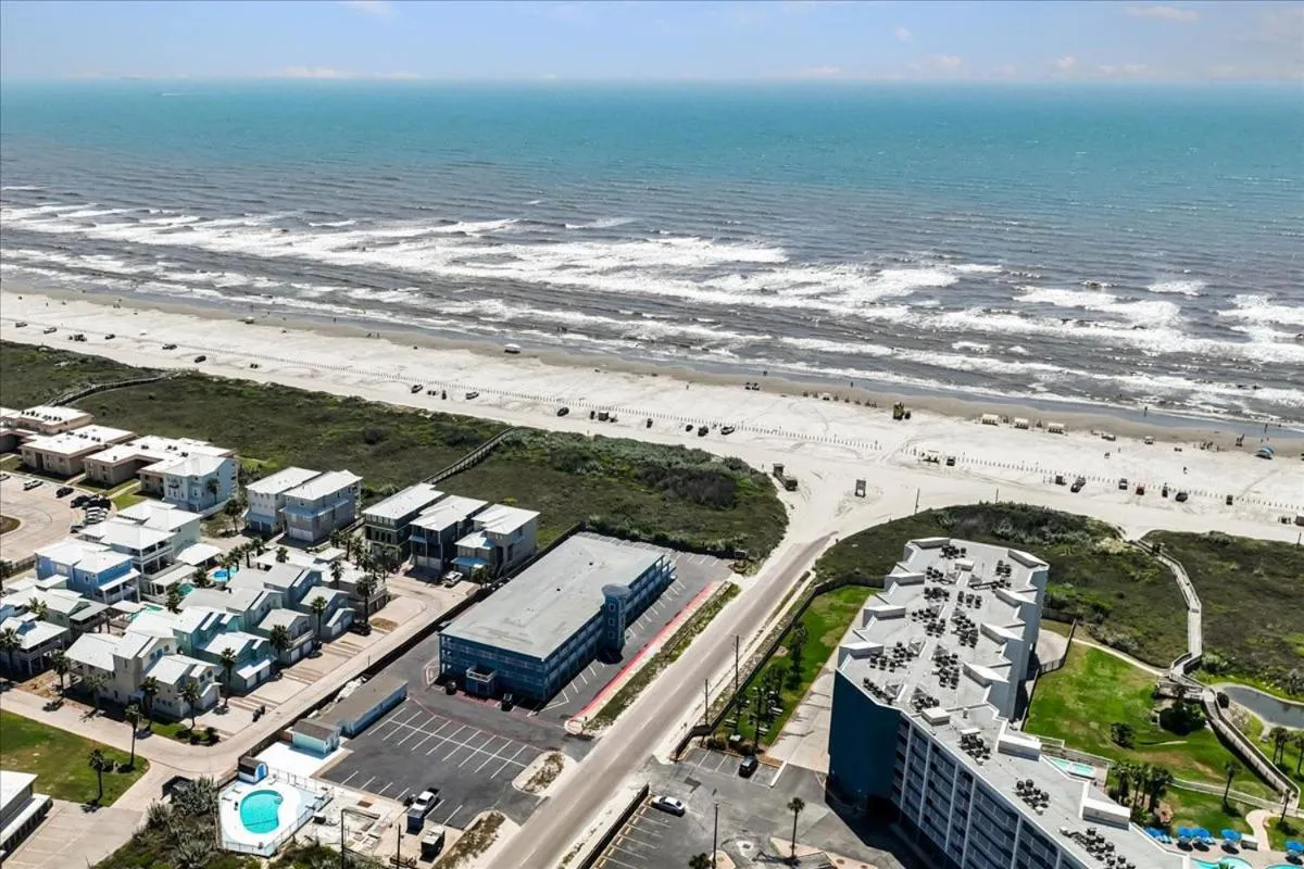 Seaside Boutique Hotel, Waves At Your Doorstep