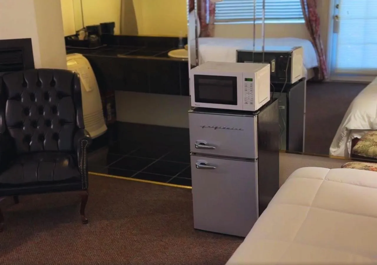 microwave, Bed in Alhatti Christian Resort