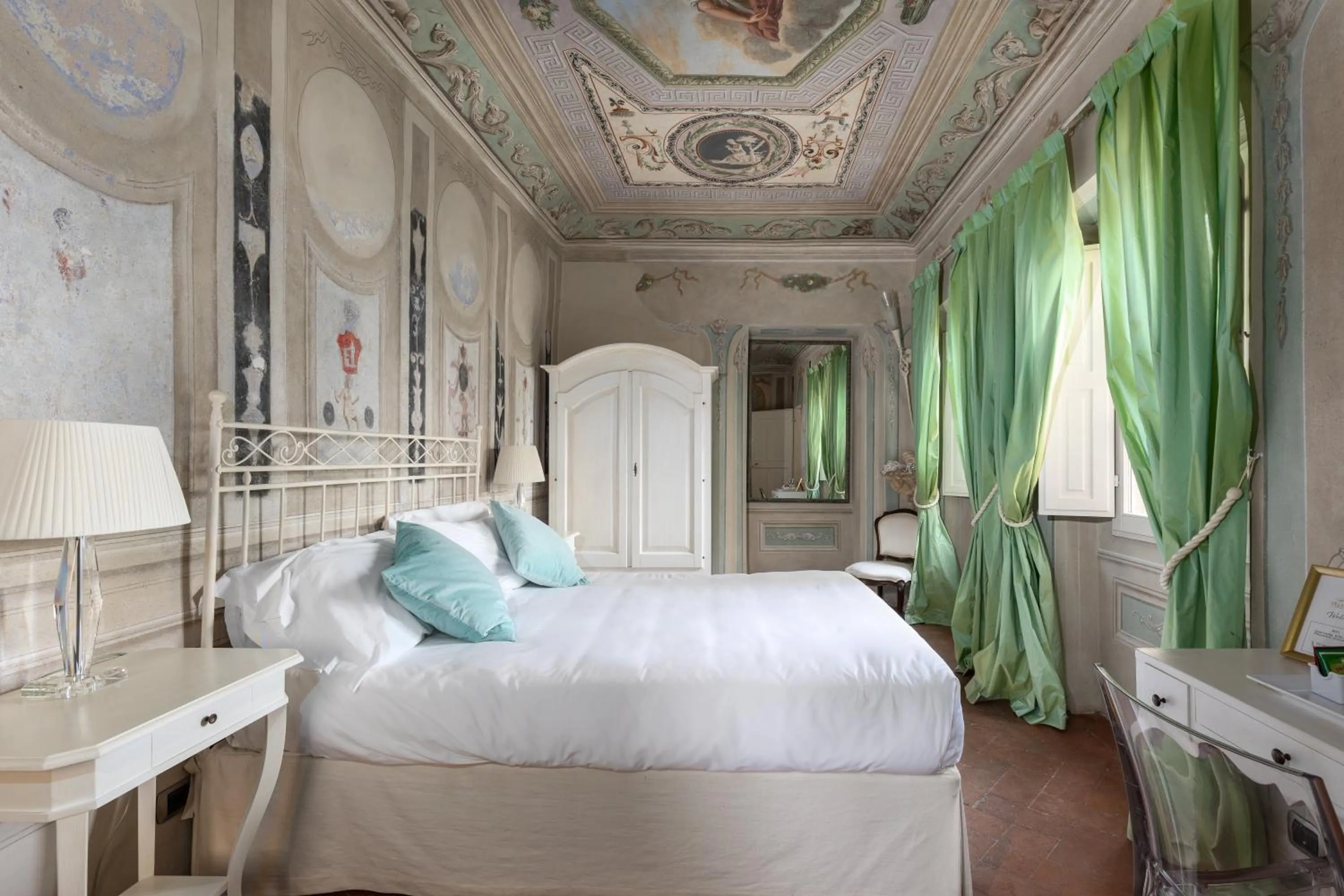 Bedroom, Bed in Villa Scorzi - Relais de Charme