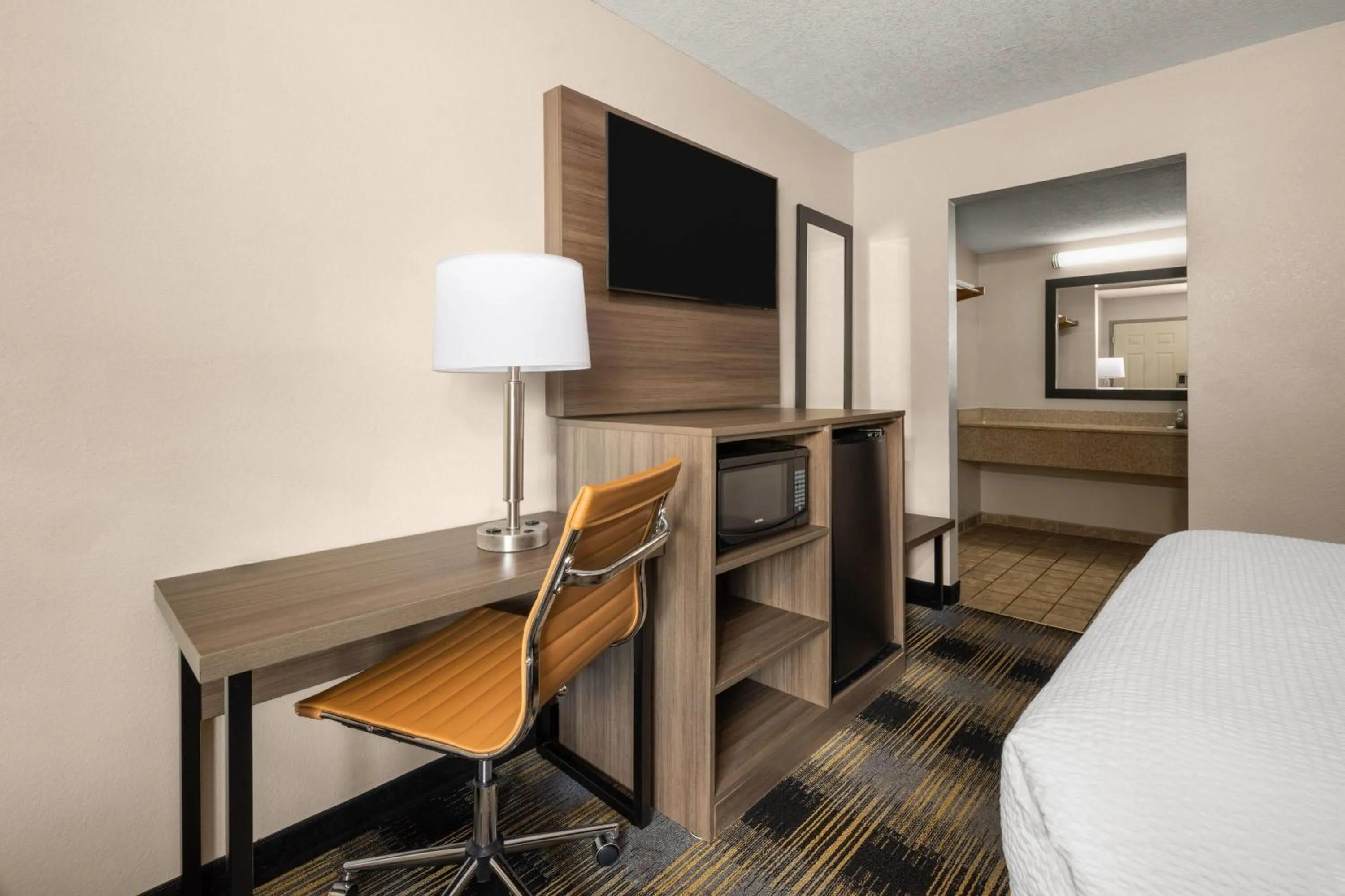 Photo of the whole room, Bed in Days Inn by Wyndham Canton