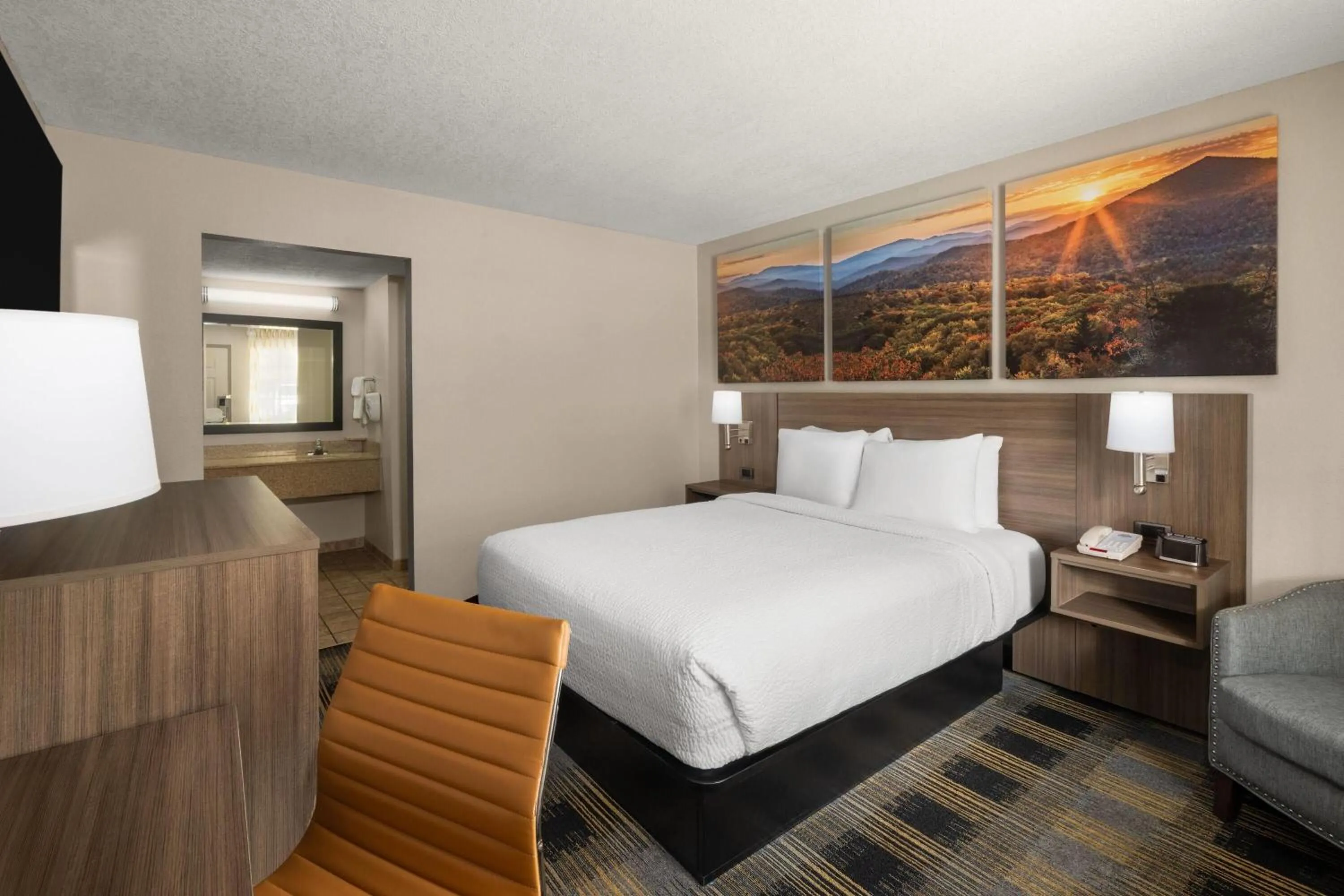 Photo of the whole room, Bed in Days Inn by Wyndham Canton