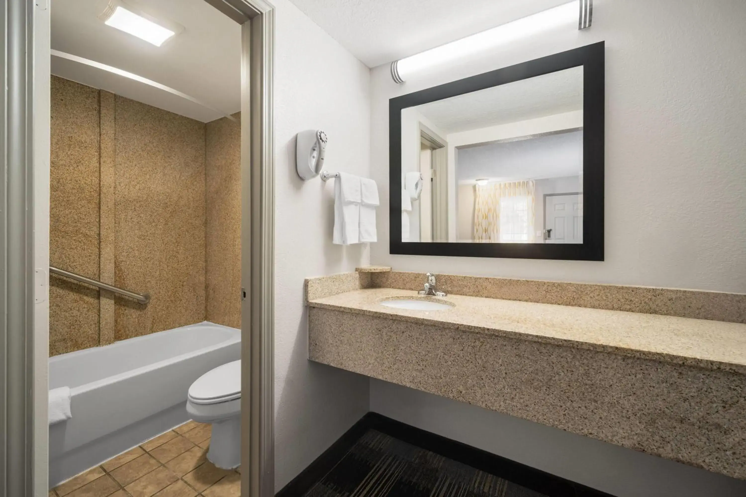 King Room - Non-Smoking in Days Inn by Wyndham Canton King Room - Non-Smoking in Days Inn by Wyndham Canton