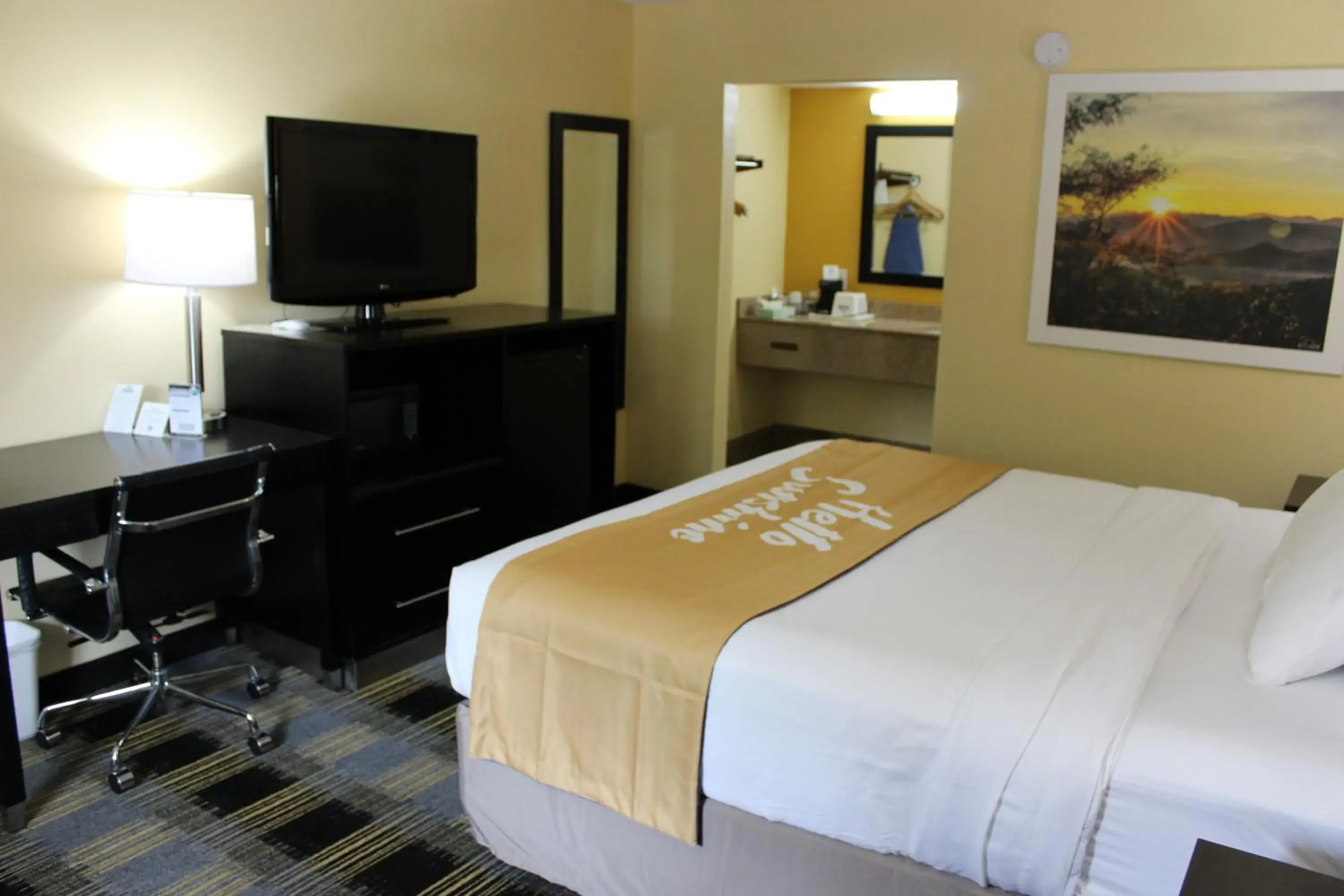 Standard King Room - Smoking in Days Inn by Wyndham Canton Standard King Room - Smoking in Days Inn by Wyndham Canton