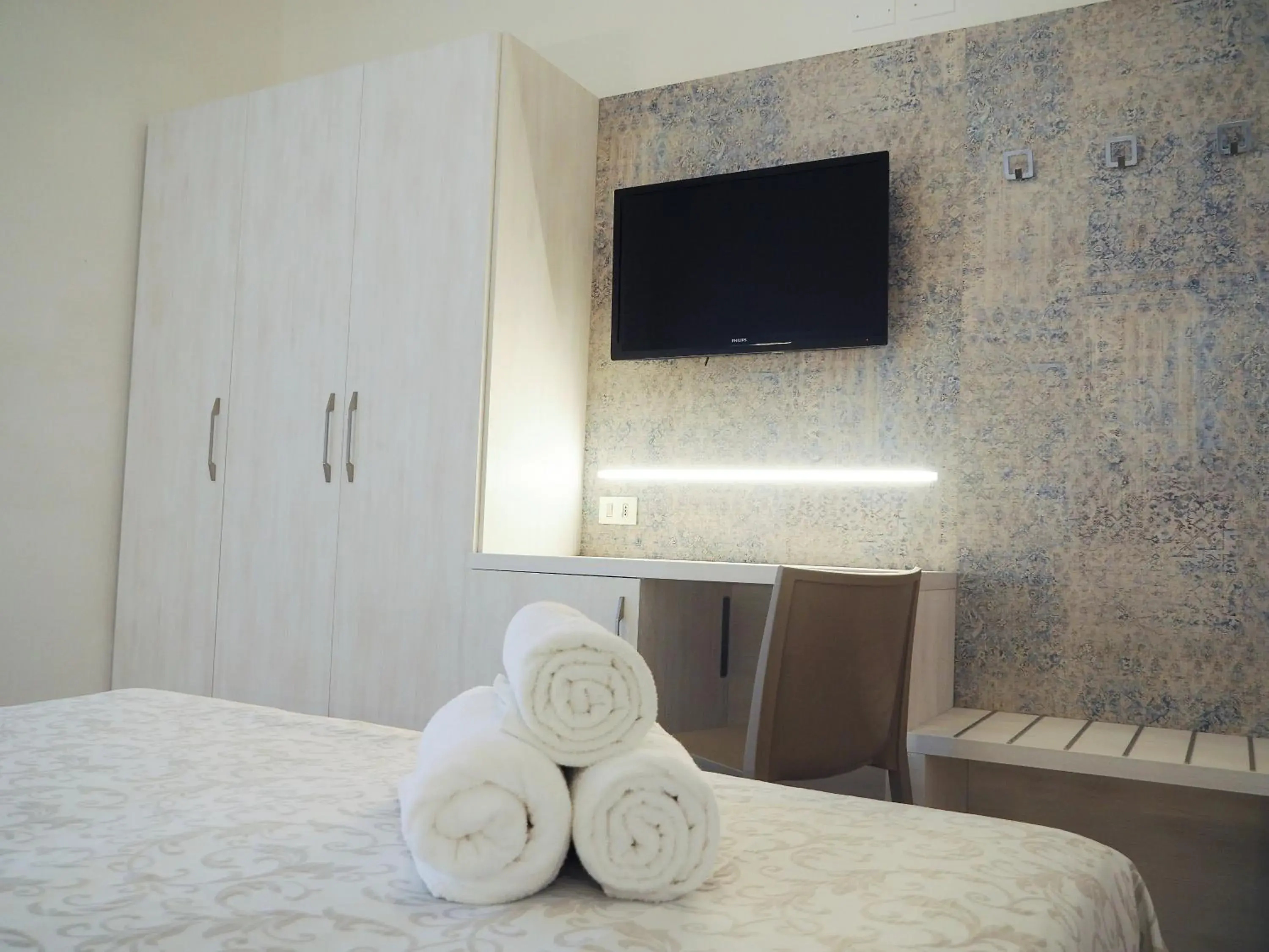 Bedroom, TV/Entertainment Center in Hotel Olympia