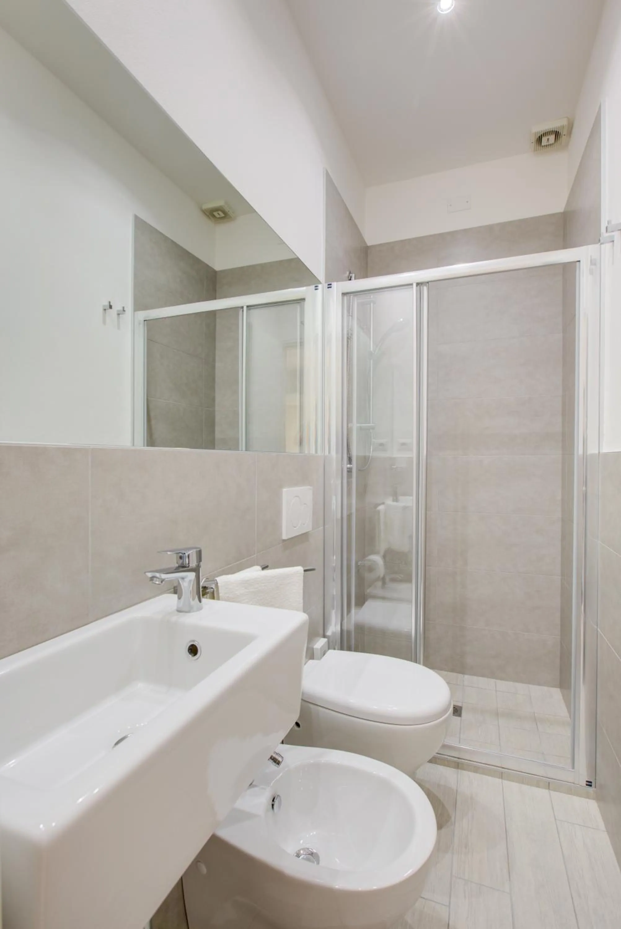 Shower in Hotel Olympia