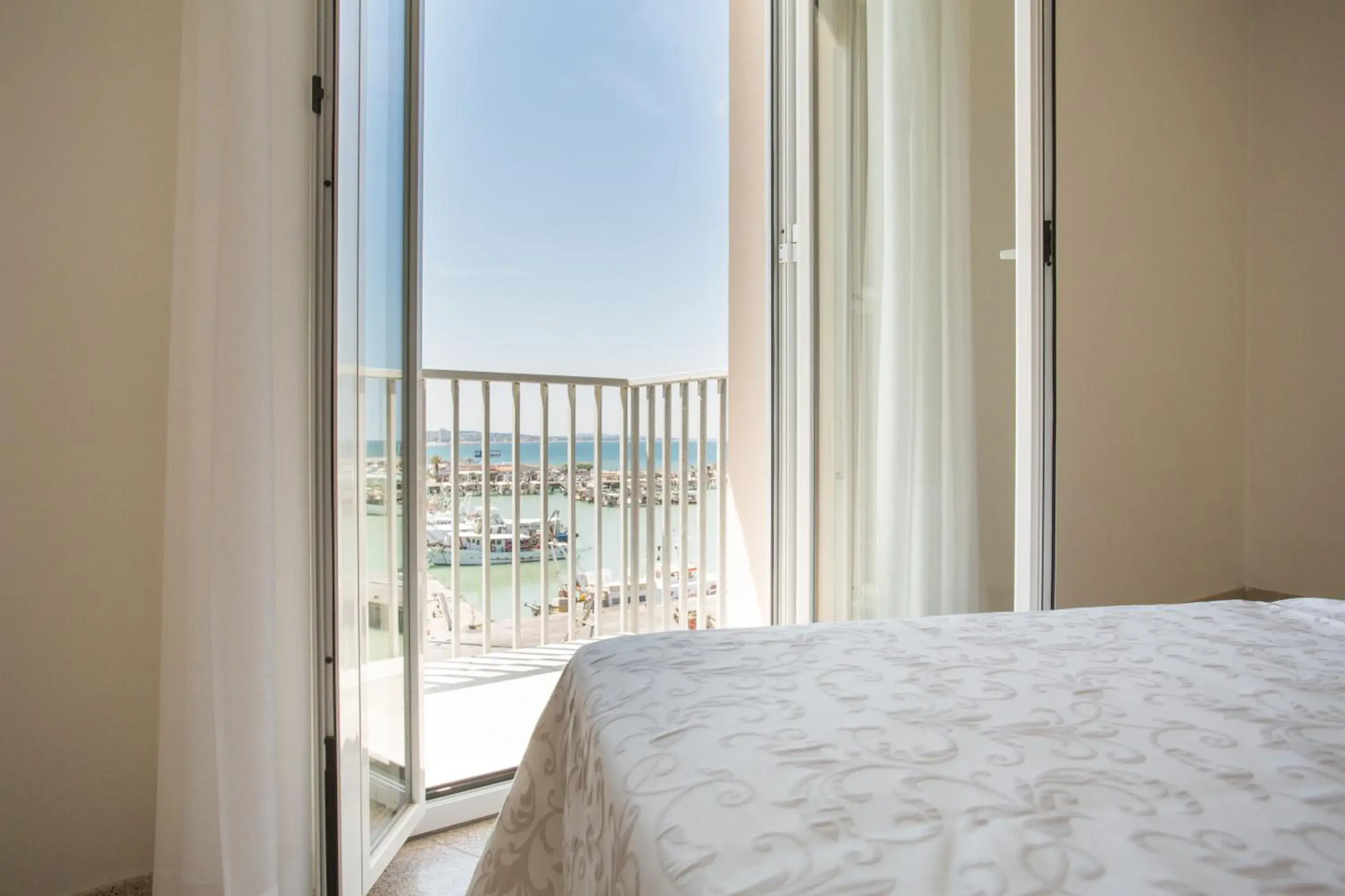 Sea view, Bed in Hotel Olympia