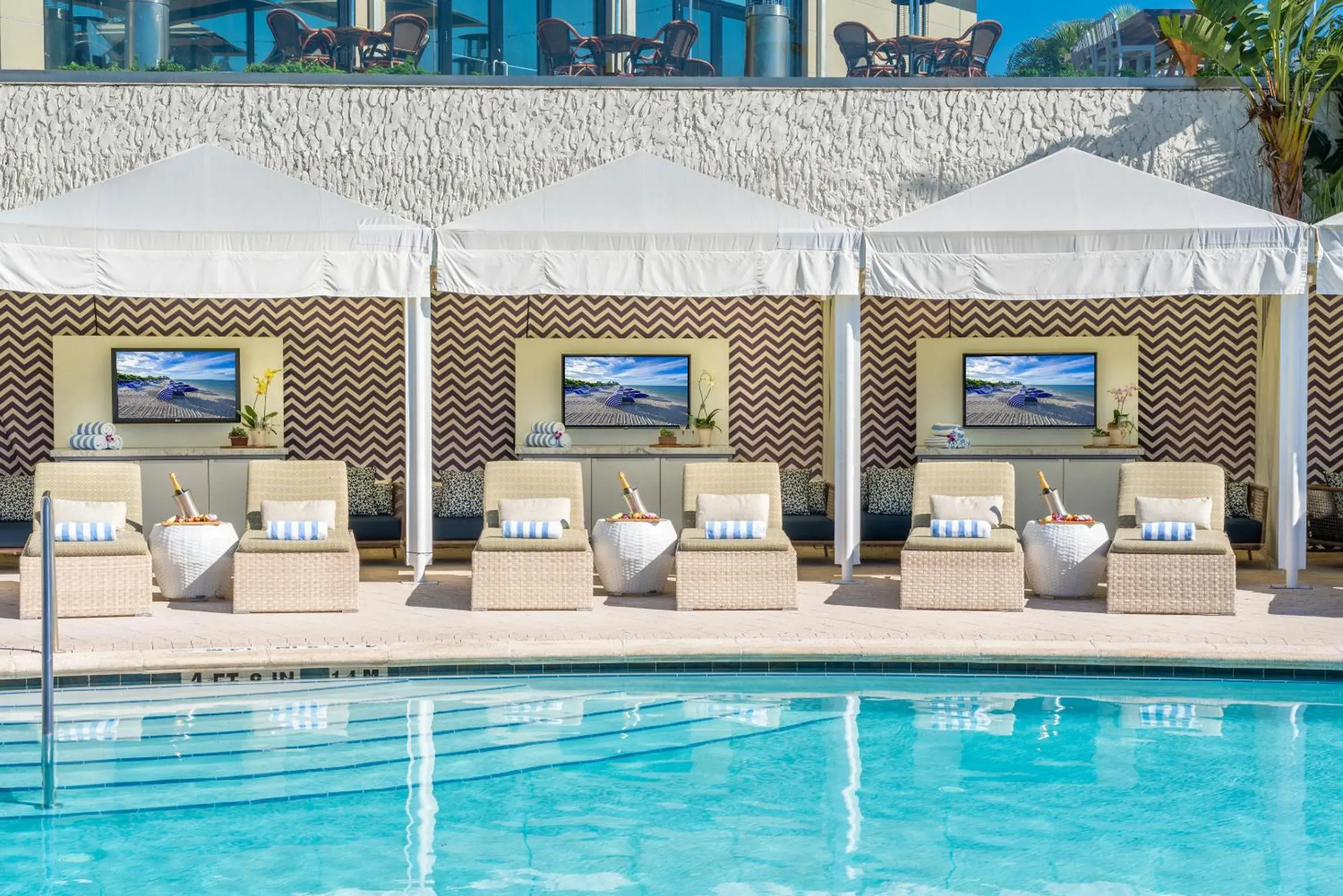 Swimming pool in Naples Grande Beach Resort Swimming pool in Naples Grande Beach Resort