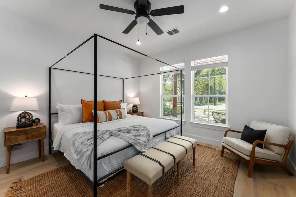 Bed in Southern Vine Sip and Stay Combo
