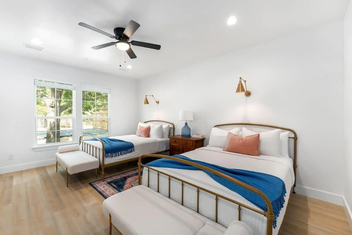 Bed in Southern Vine Sip and Stay Combo