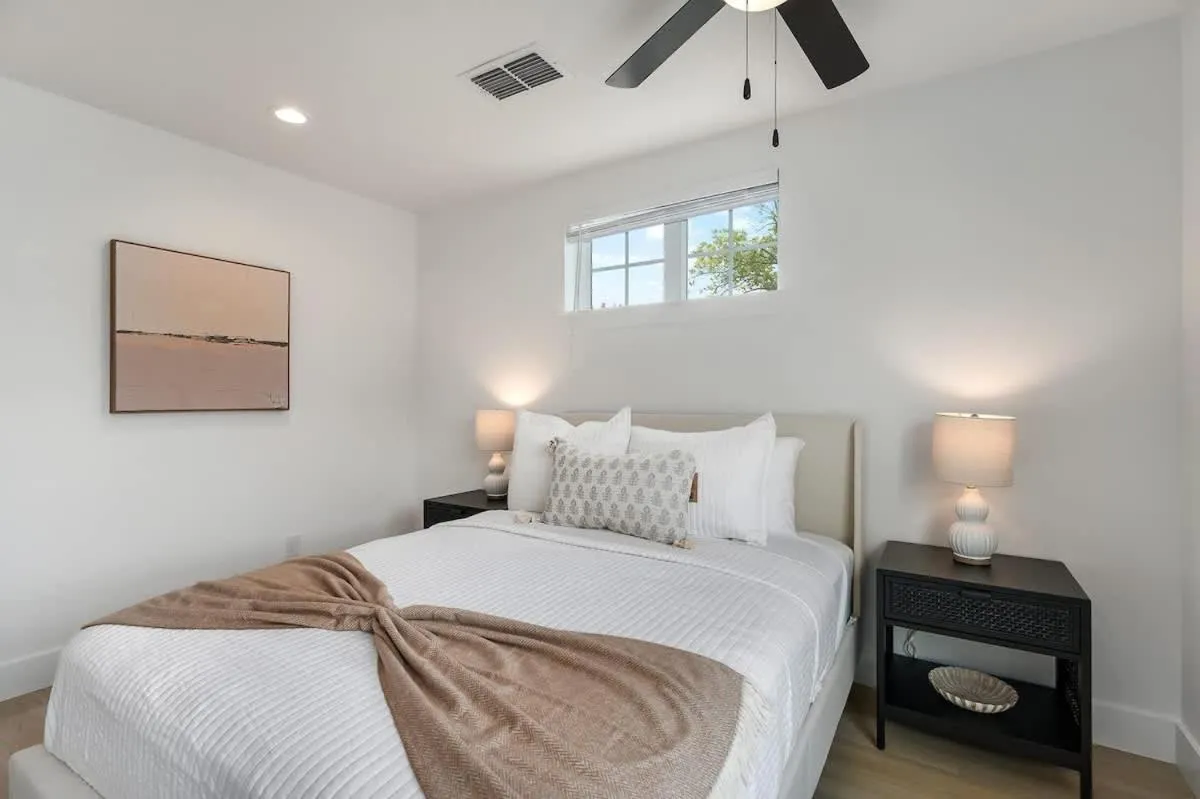 Bed in Southern Vine Sip and Stay Combo