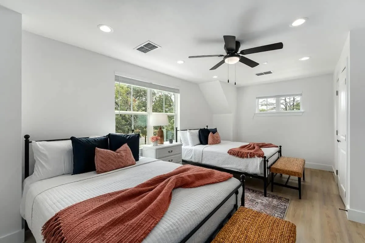 Bed in Southern Vine Sip and Stay Combo