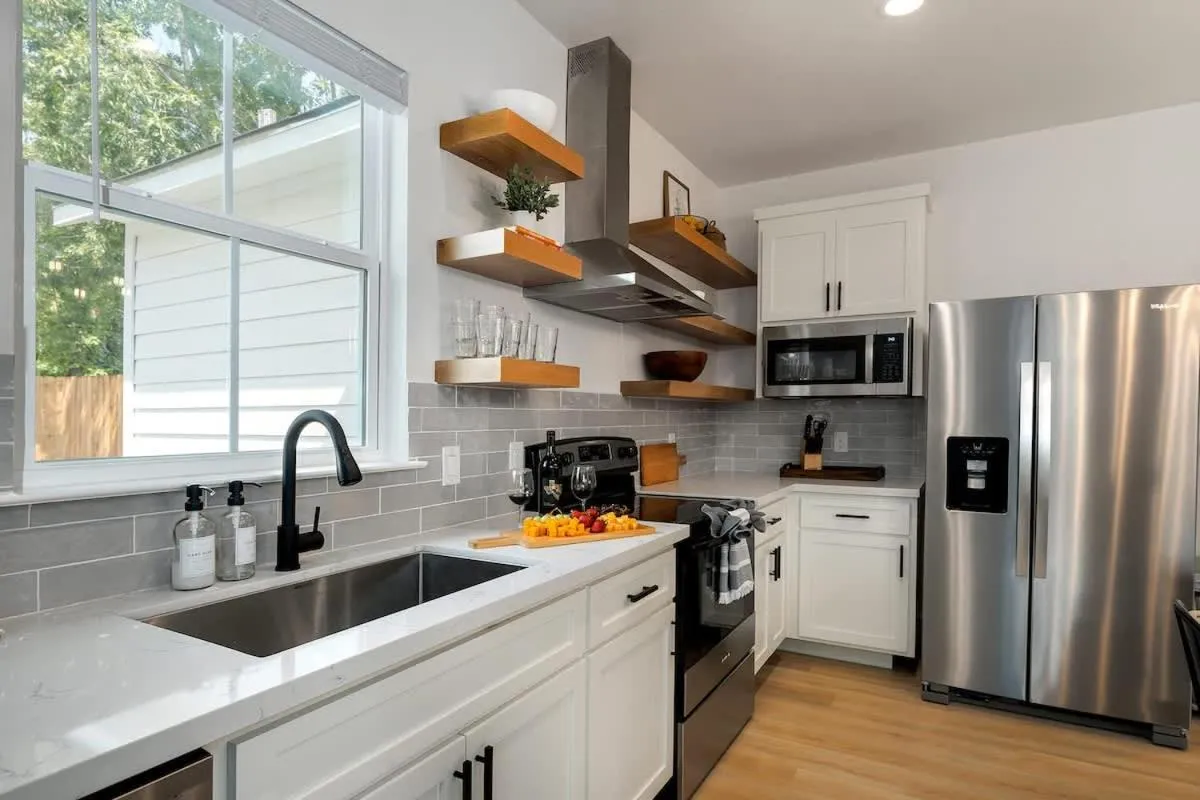 Kitchen or kitchenette in Southern Vine Sip and Stay Combo