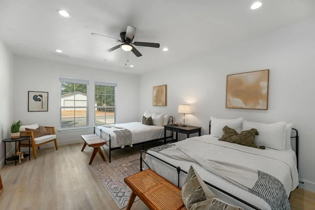 Bed in Southern Vine Sip and Stay Combo