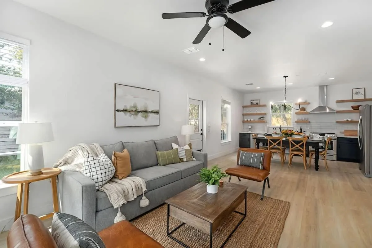Dining area in Southern Vine Sip and Stay Combo
