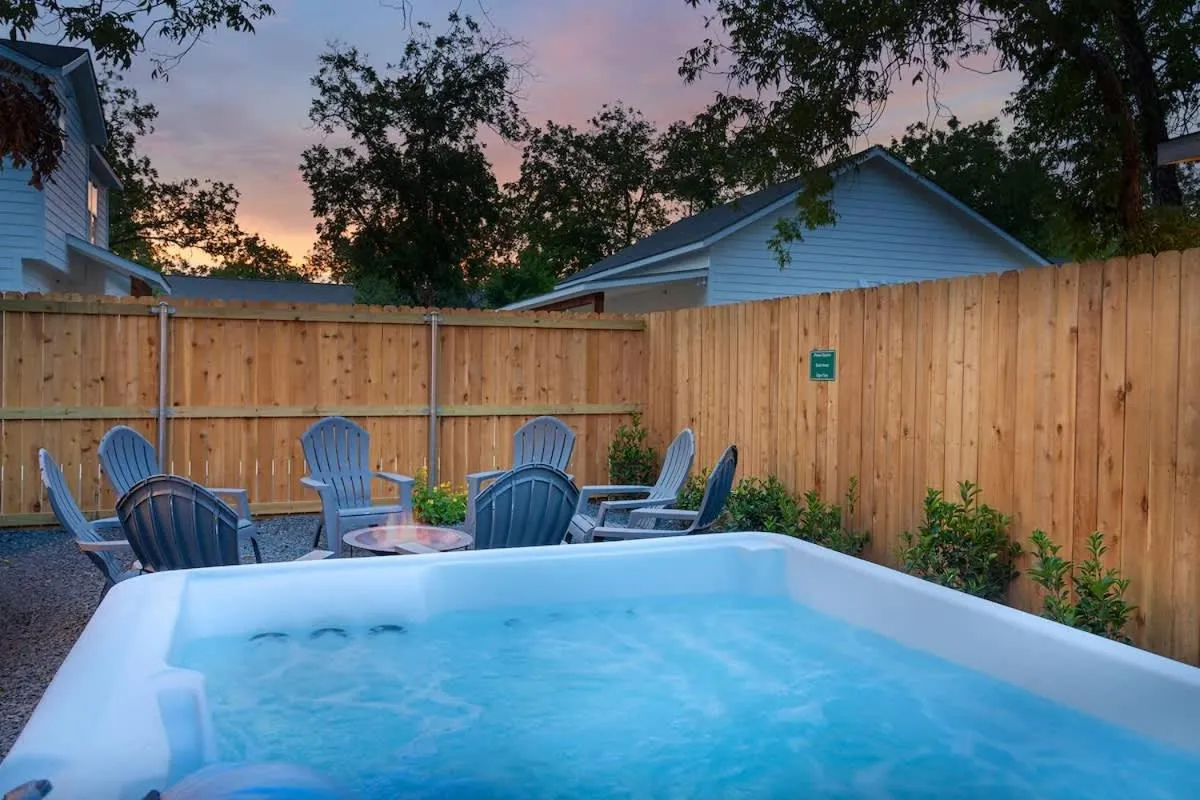 Swimming pool in Southern Vine Sip and Stay Combo